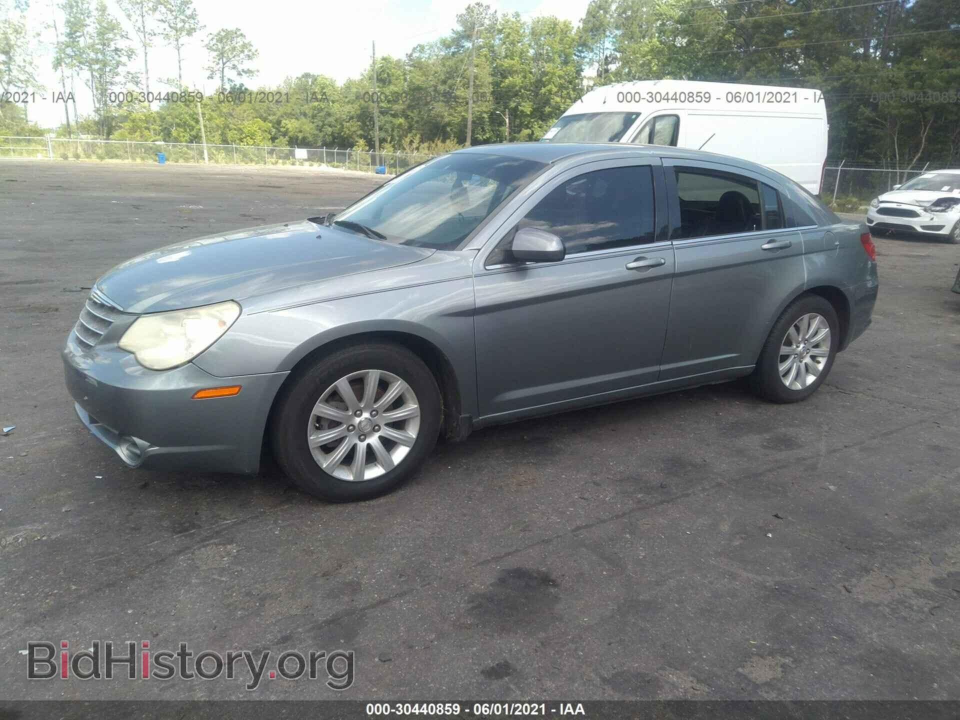 2010 CHRYSLER SEBRING - VIN: 1C3CC5FB7AN219590 - Фото 2