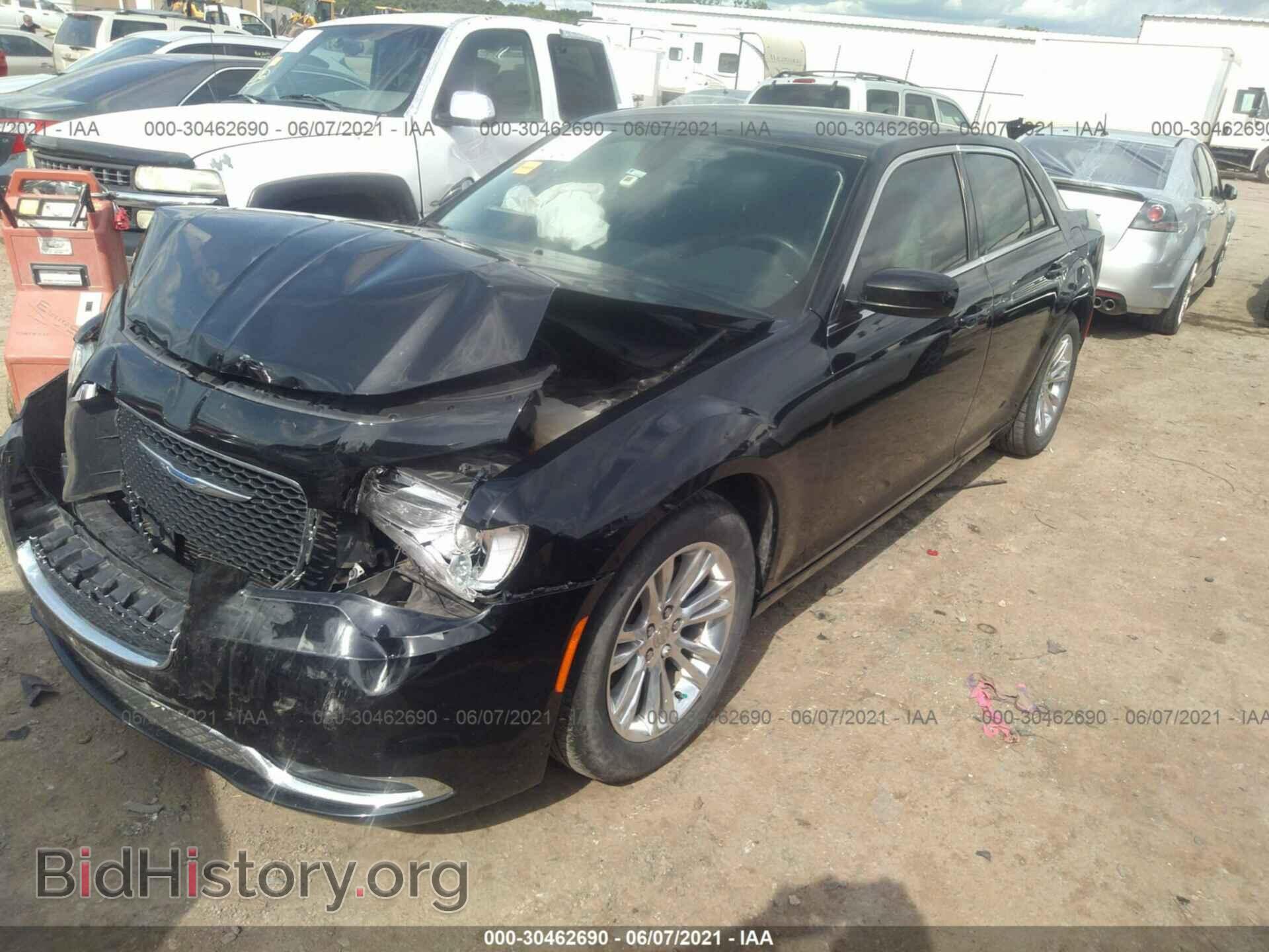 2018 CHRYSLER 300 - VIN: 2C3CCAAG2JH342511 - Фото 2