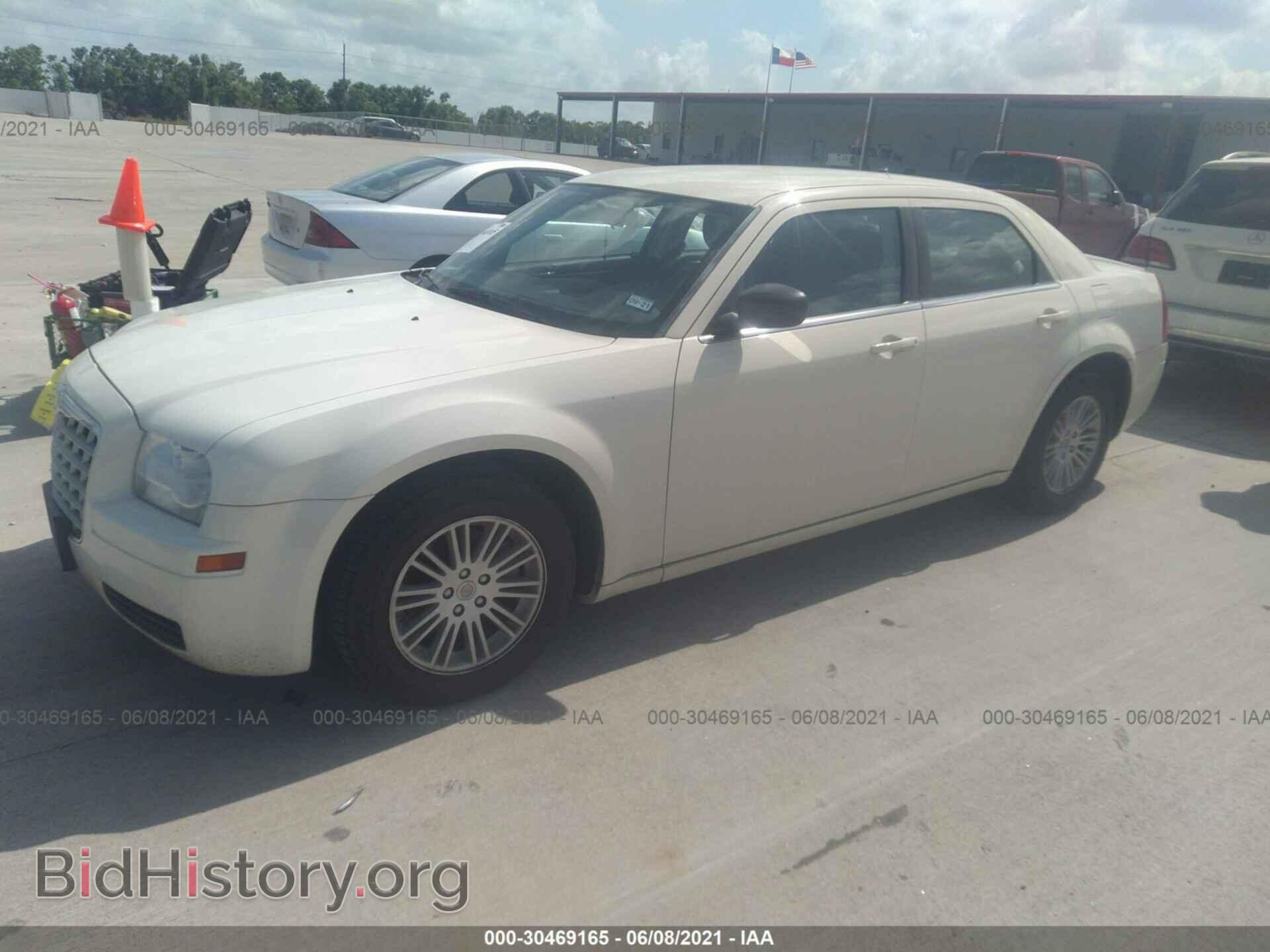 2008 CHRYSLER 300 - VIN: 2C3KA43R28H123740 - Фото 2