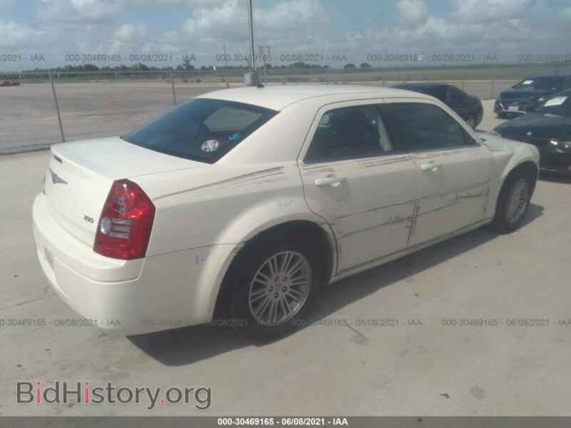 2008 Chrysler 300 (VIN 2C3KA43R28H123740) — photo 4 of 11