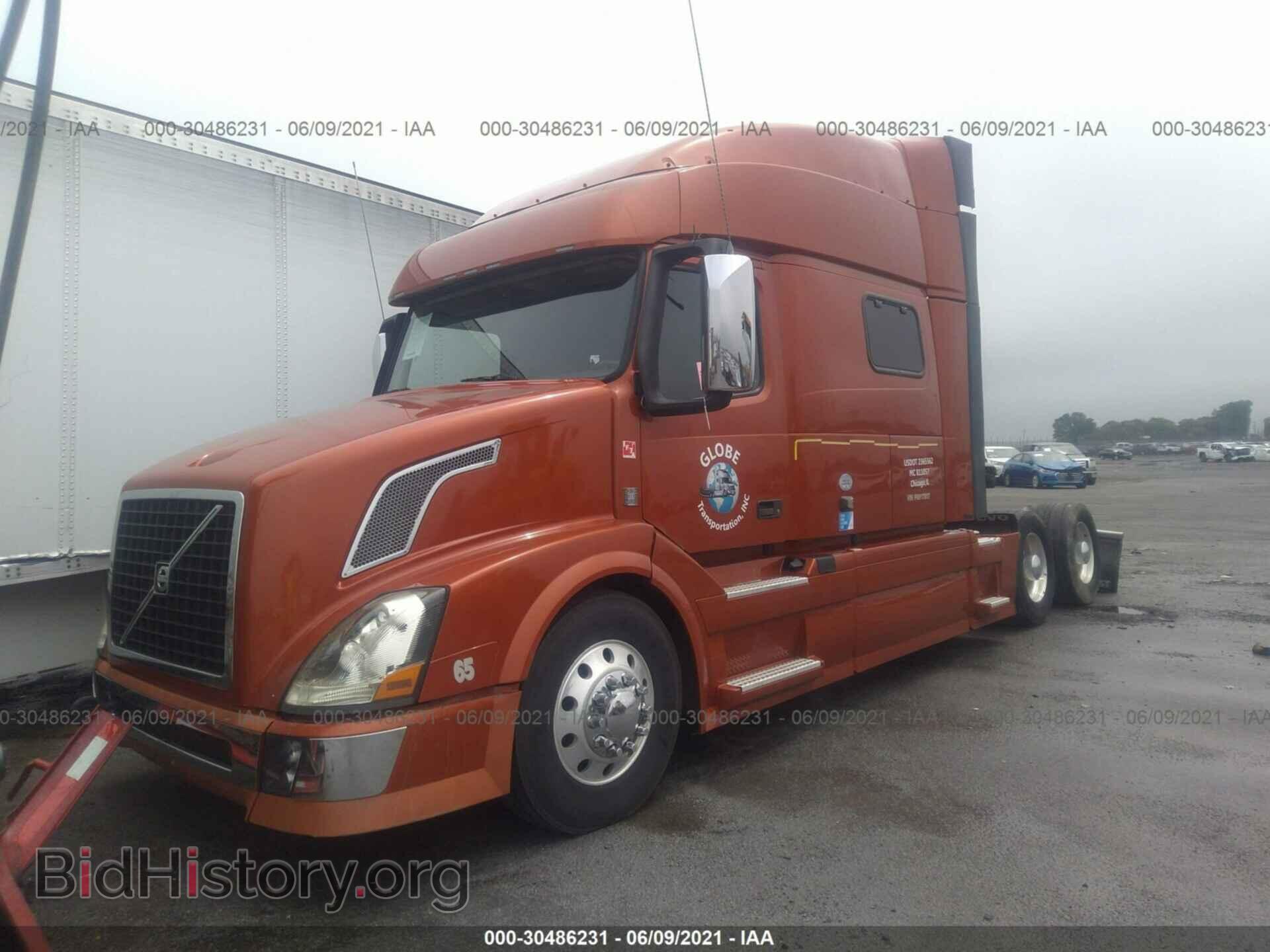 2015 VOLVO VN - VIN: 4V4NC9EH5FN917807 - Фото 2