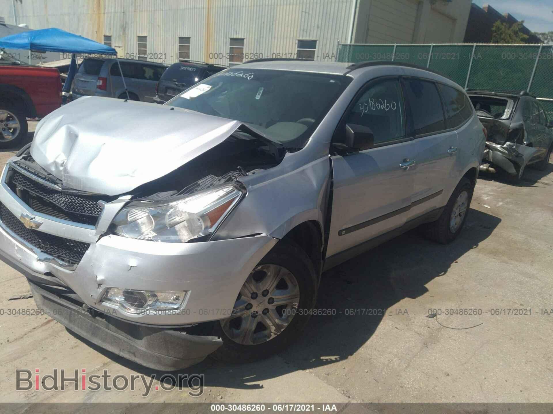 2010 CHEVROLET TRAVERSE - VIN: 1GNLVEED7AS128336 - Фото 2