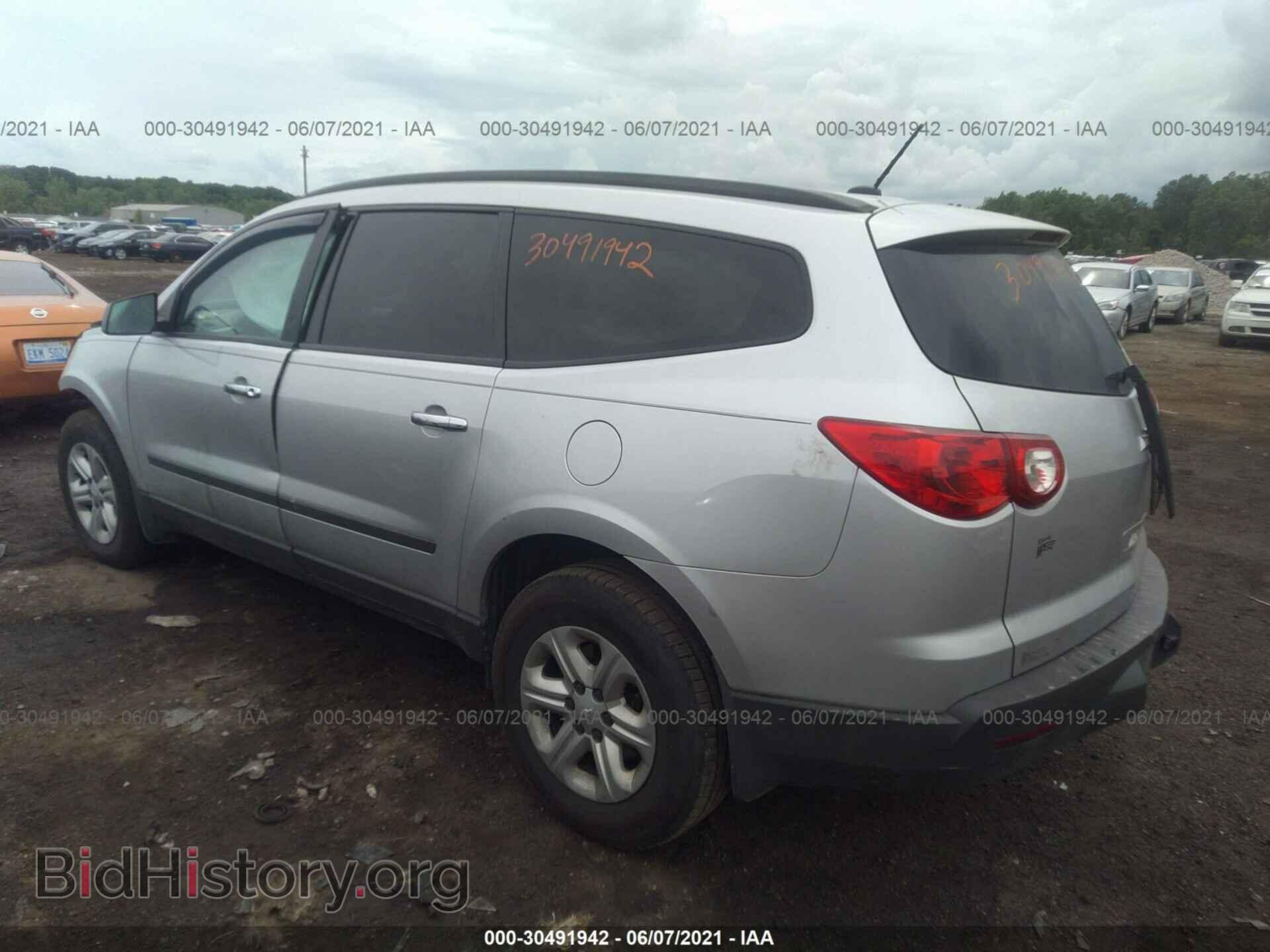 2011 CHEVROLET TRAVERSE - VIN: 1GNKRFED2BJ381755 - Фото 3