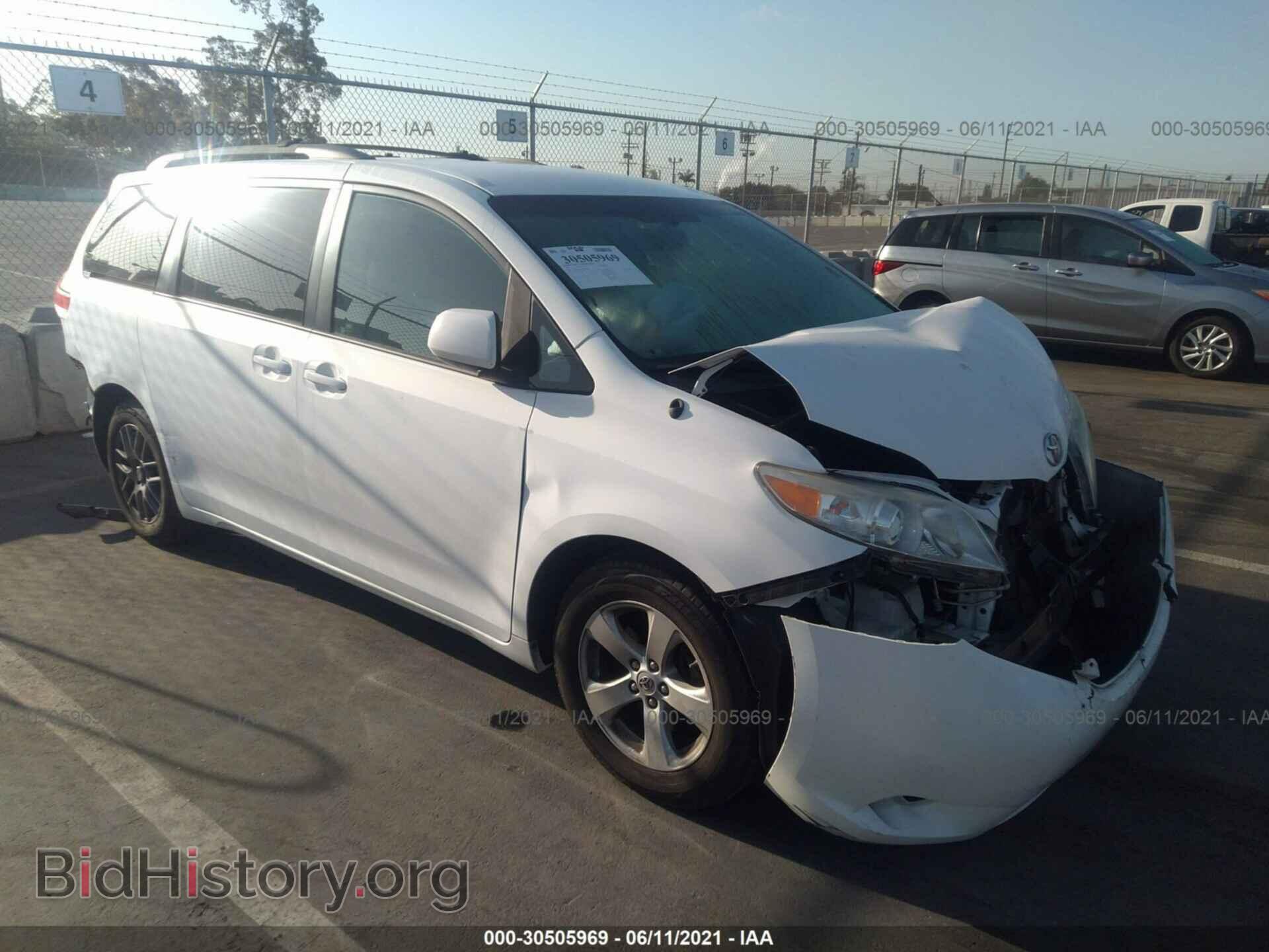 Фотография 5TDKK3DC8BS068636 - TOYOTA SIENNA 2011
