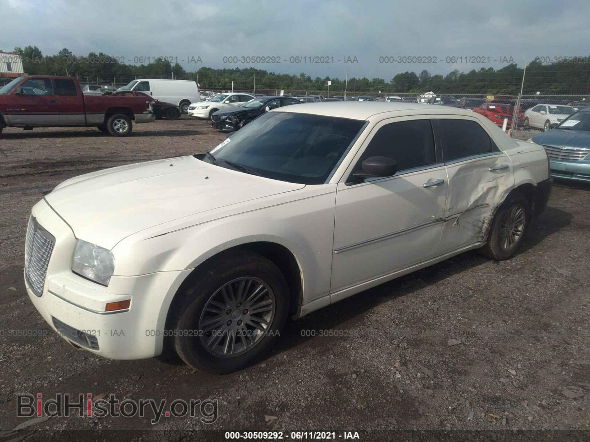 2010 CHRYSLER 300 - VIN: 2C3CA1CV5AH320312 - Фото 2