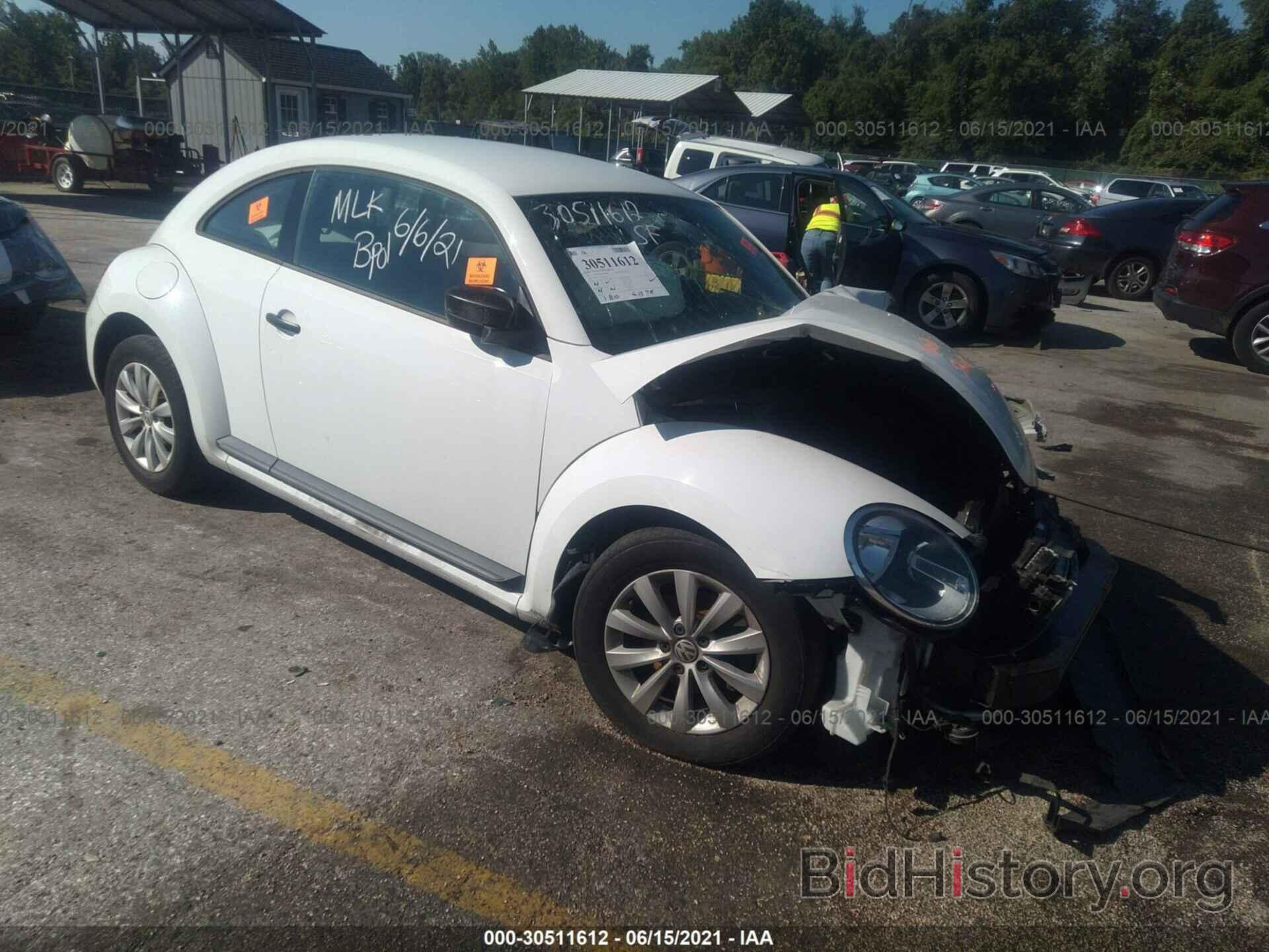 Photo 3VWF17AT7FM642341 - VOLKSWAGEN BEETLE COUPE 2015