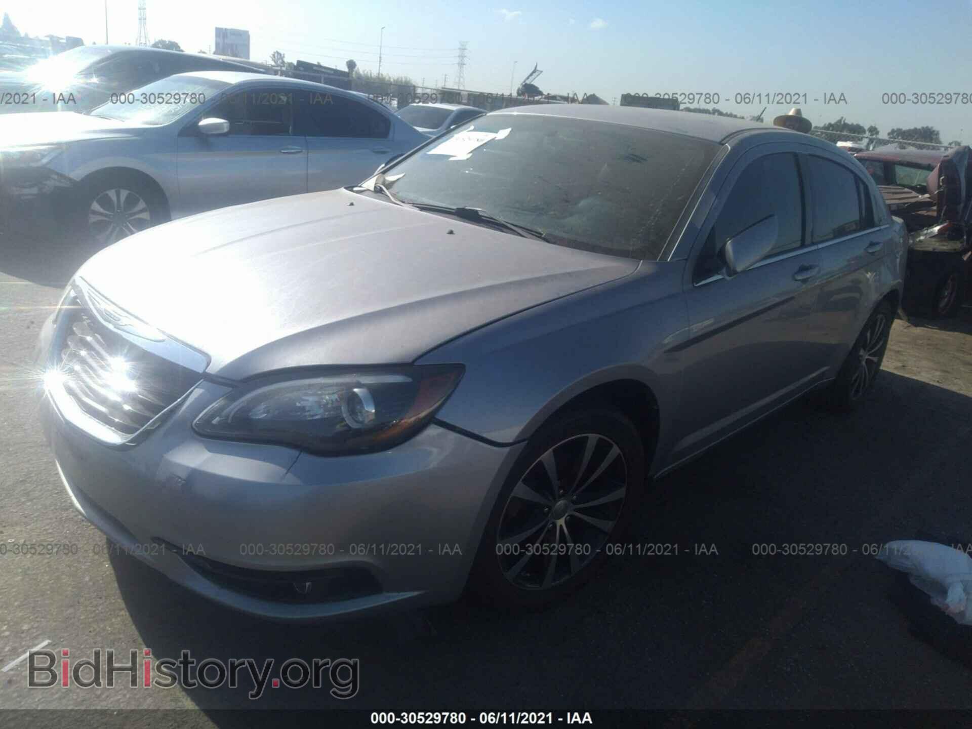 2013 CHRYSLER 200 - VIN: 1C3CCBCG1DN724513 - Фото 2