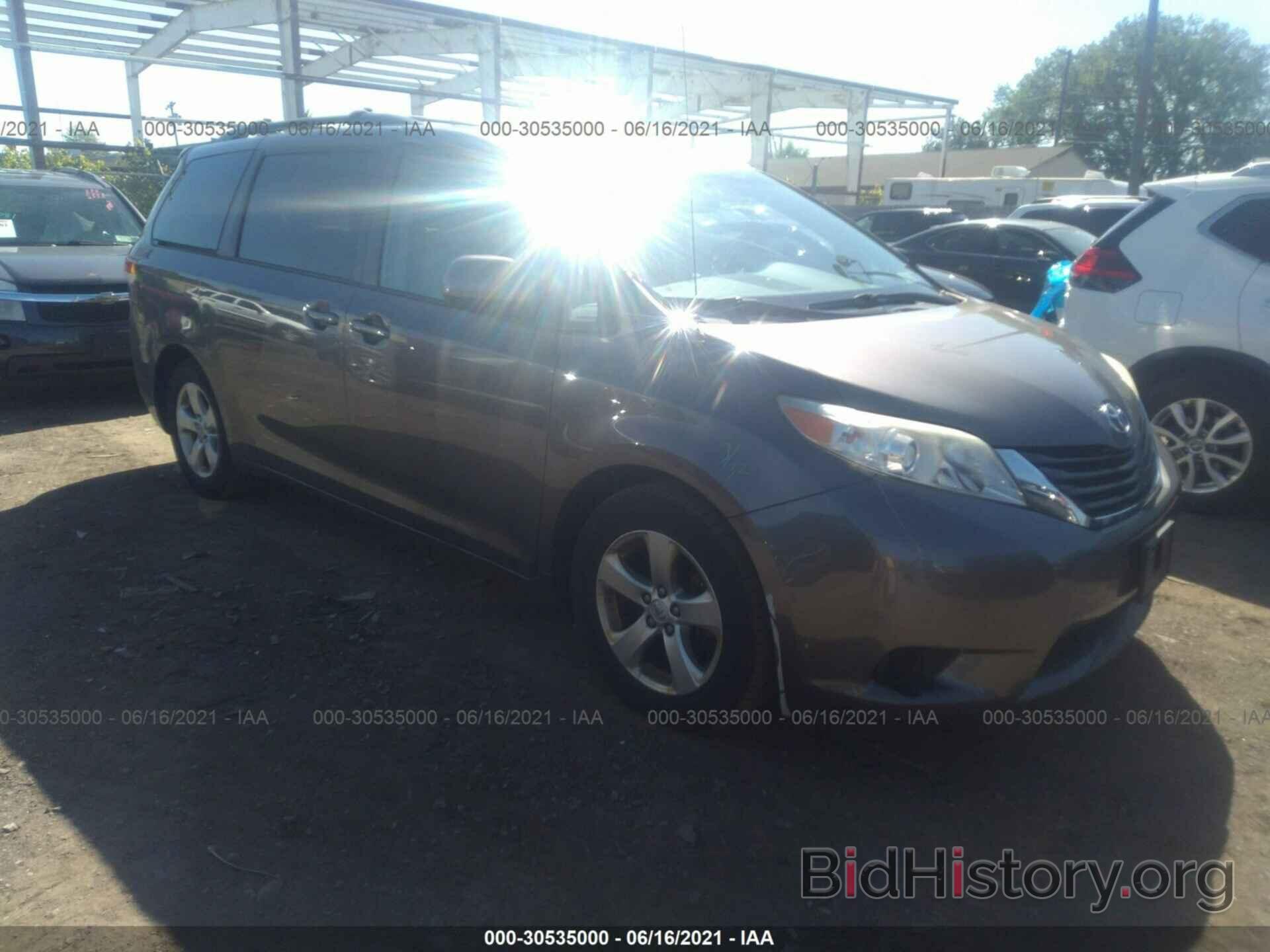 Photo 5TDKK3DC7DS327006 - TOYOTA SIENNA 2013