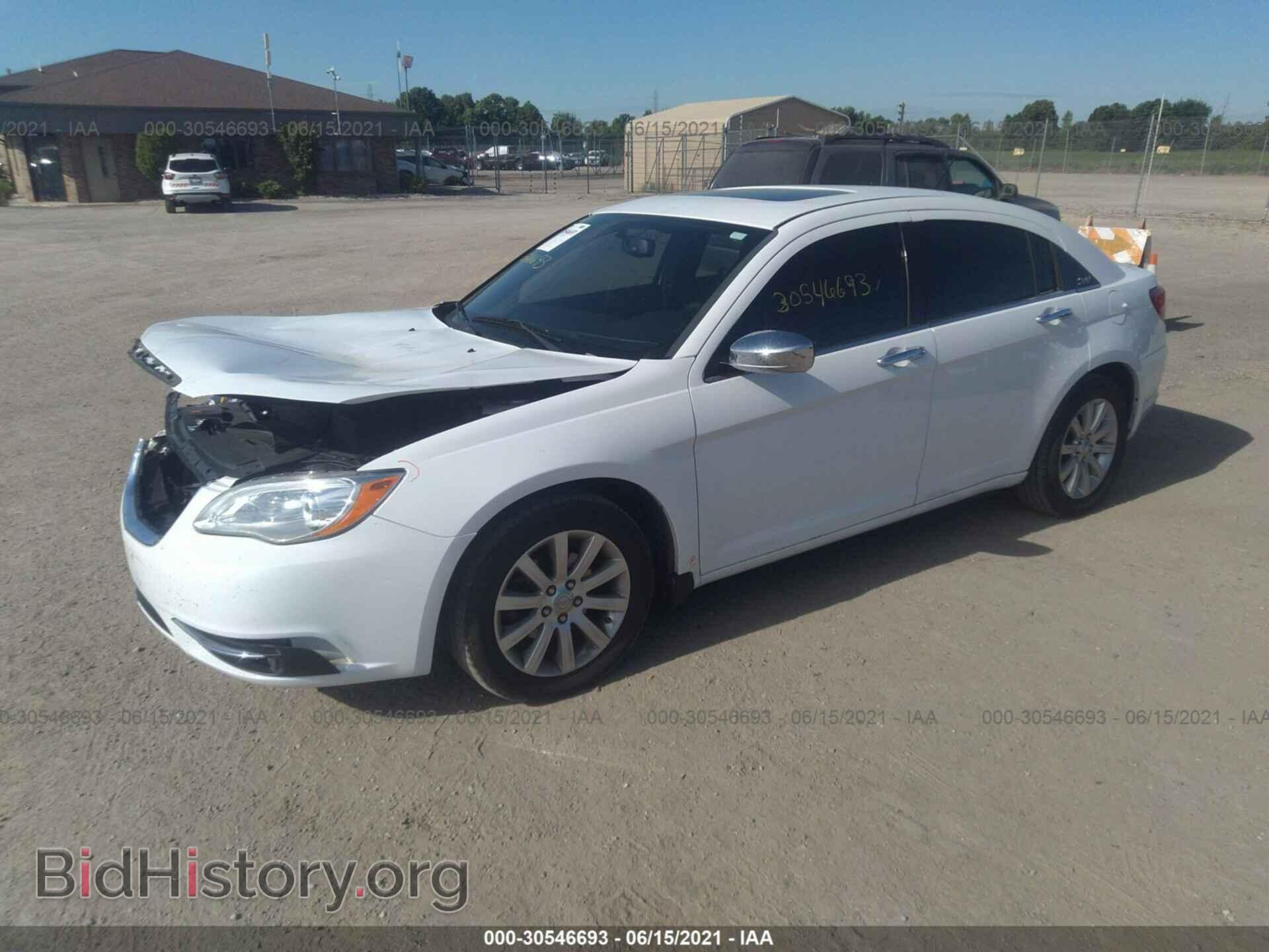 2013 CHRYSLER 200 - VIN: 1C3CCBCG0DN575589 - Фото 2