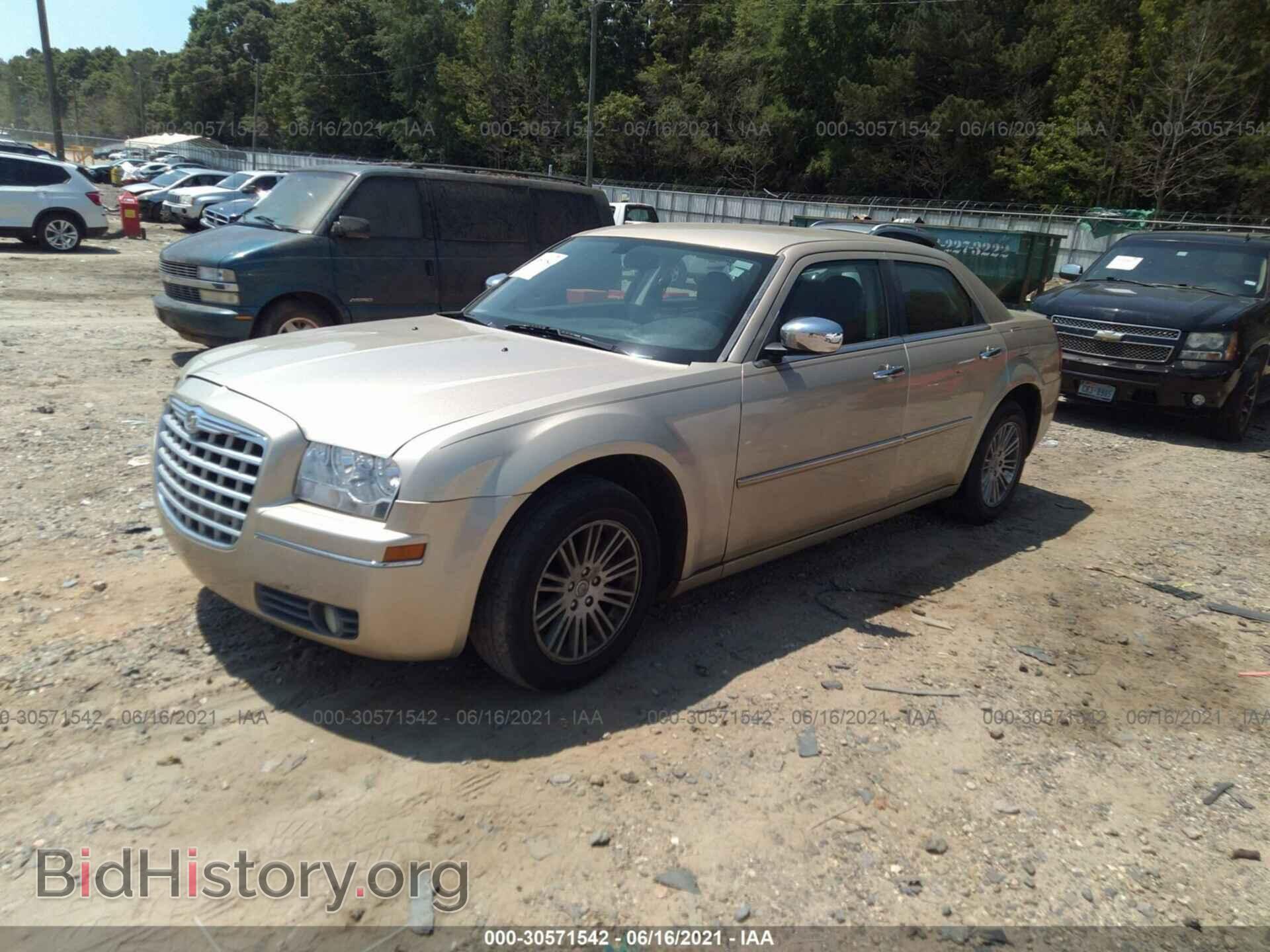 2010 CHRYSLER 300 - VIN: 2C3CA5CV8AH206330 - Фото 2