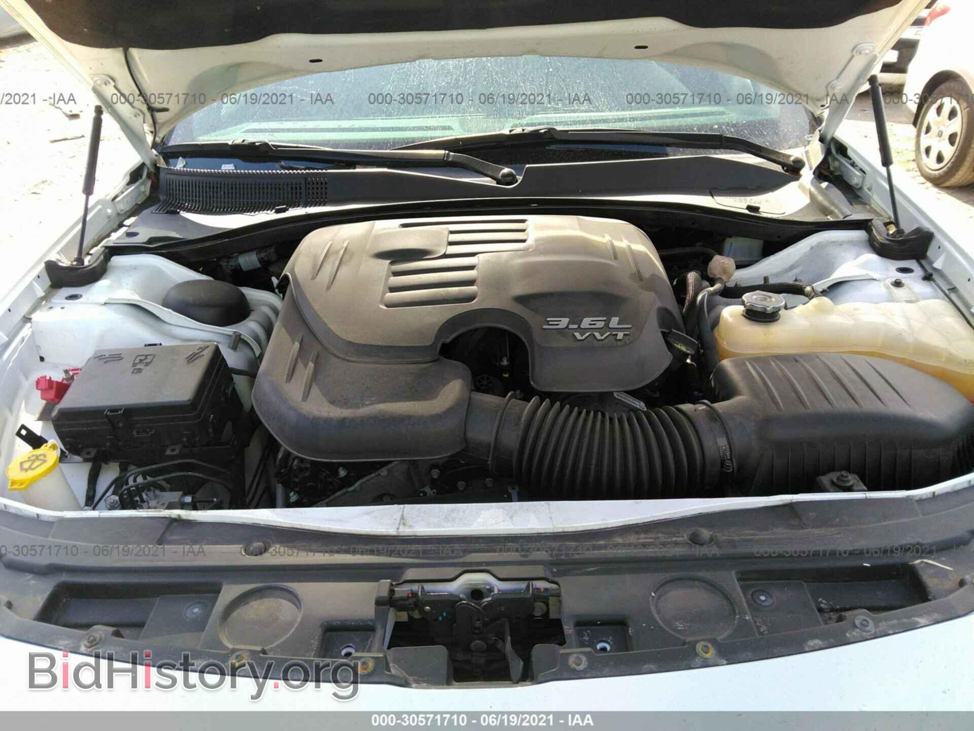 2019 CHRYSLER 300 - VIN: 2C3CCABG1KH659101 - Фото 10
