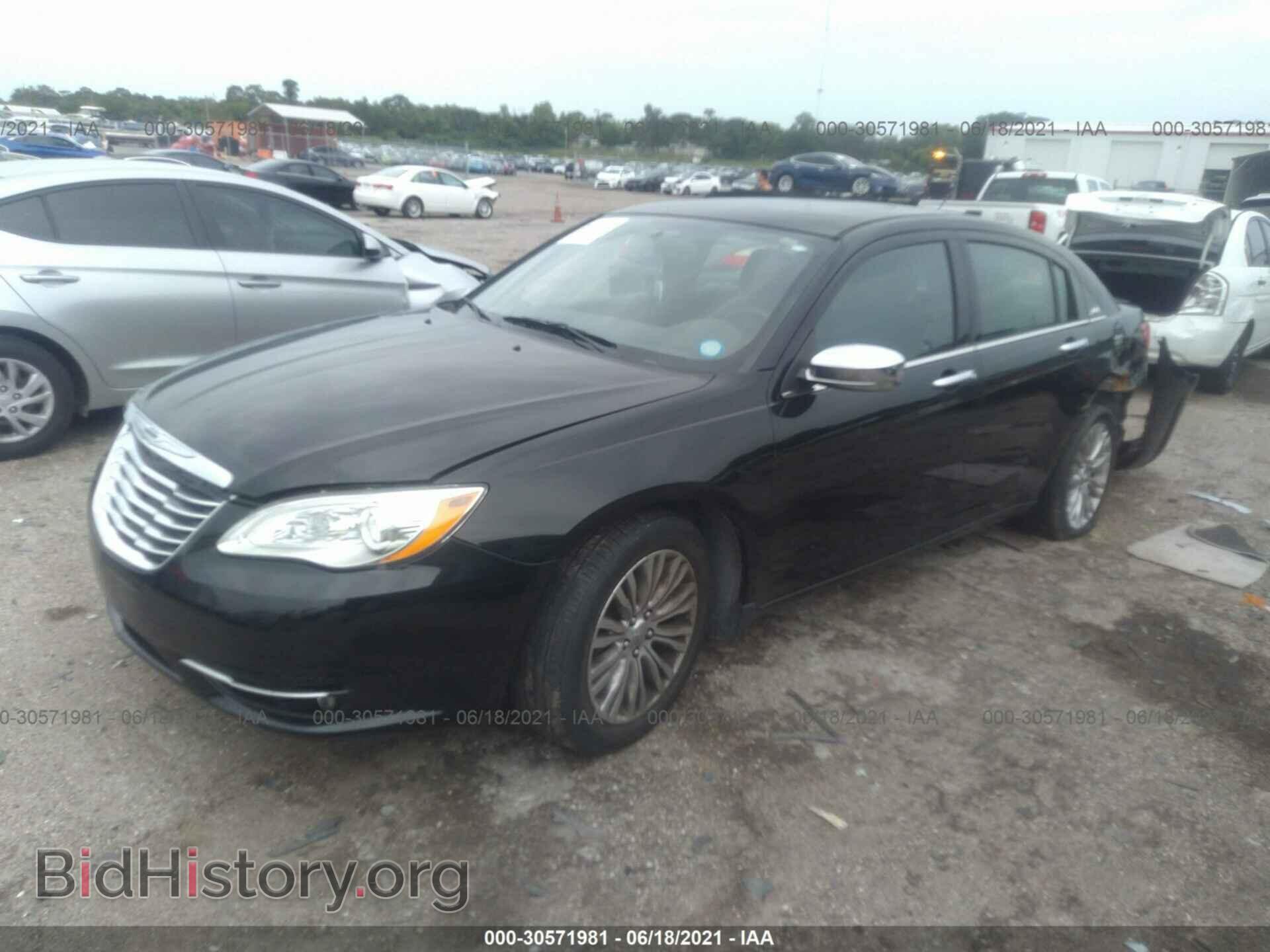 2013 CHRYSLER 200 - VIN: 1C3CCBCG0DN553320 - Фото 2