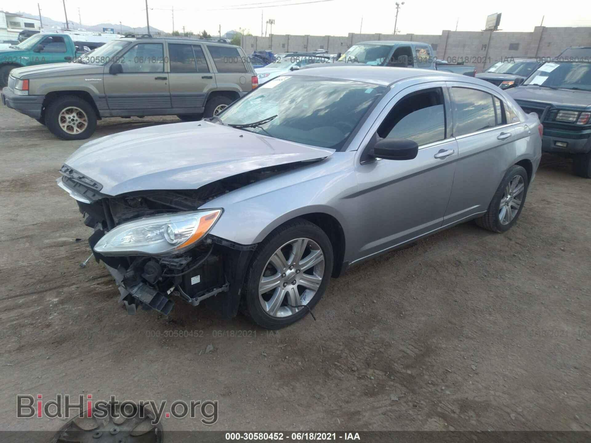 2013 CHRYSLER 200 - VIN: 1C3CCBAB4DN761210 - Фото 2