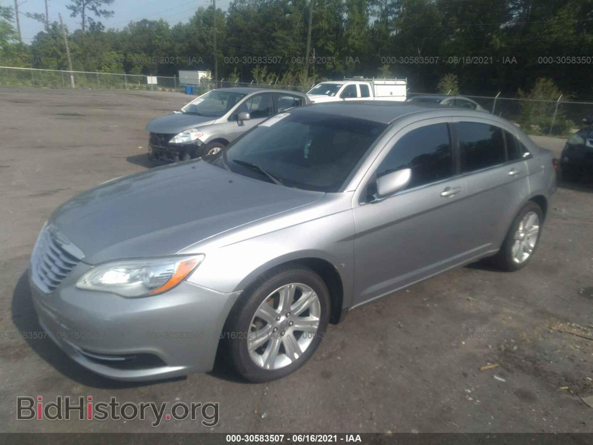 2013 CHRYSLER 200 - VIN: 1C3CCBAB2DN660392 - Фото 2