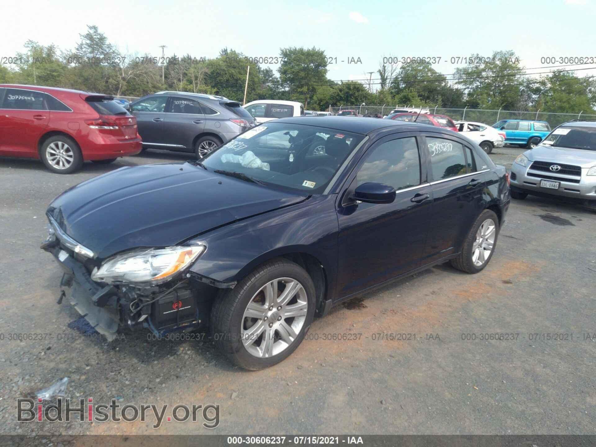 2013 CHRYSLER 200 - VIN: 1C3CCBAB7DN761864 - Фото 2