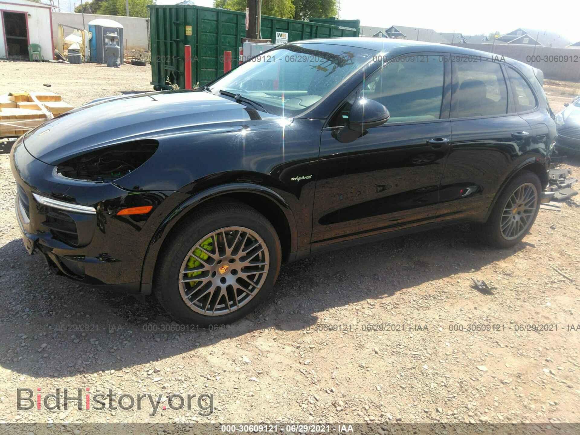 2017 PORSCHE CAYENNE - VIN: WP1AE2A29HLA75158 - Фото 2
