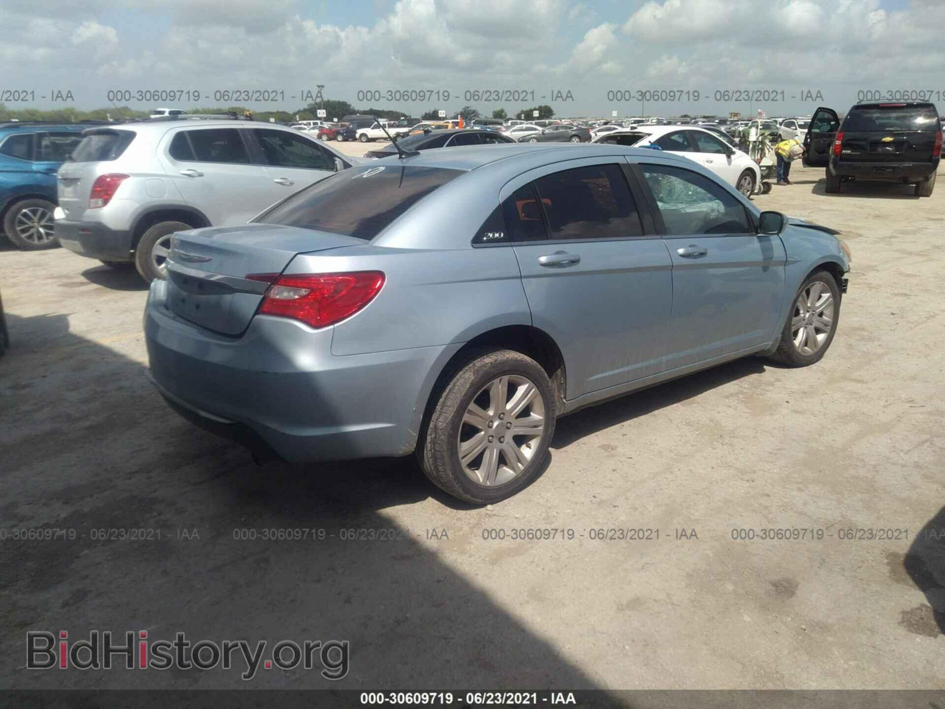 2013 CHRYSLER 200 - VIN: 1C3CCBAB4DN670289 - Photo 4