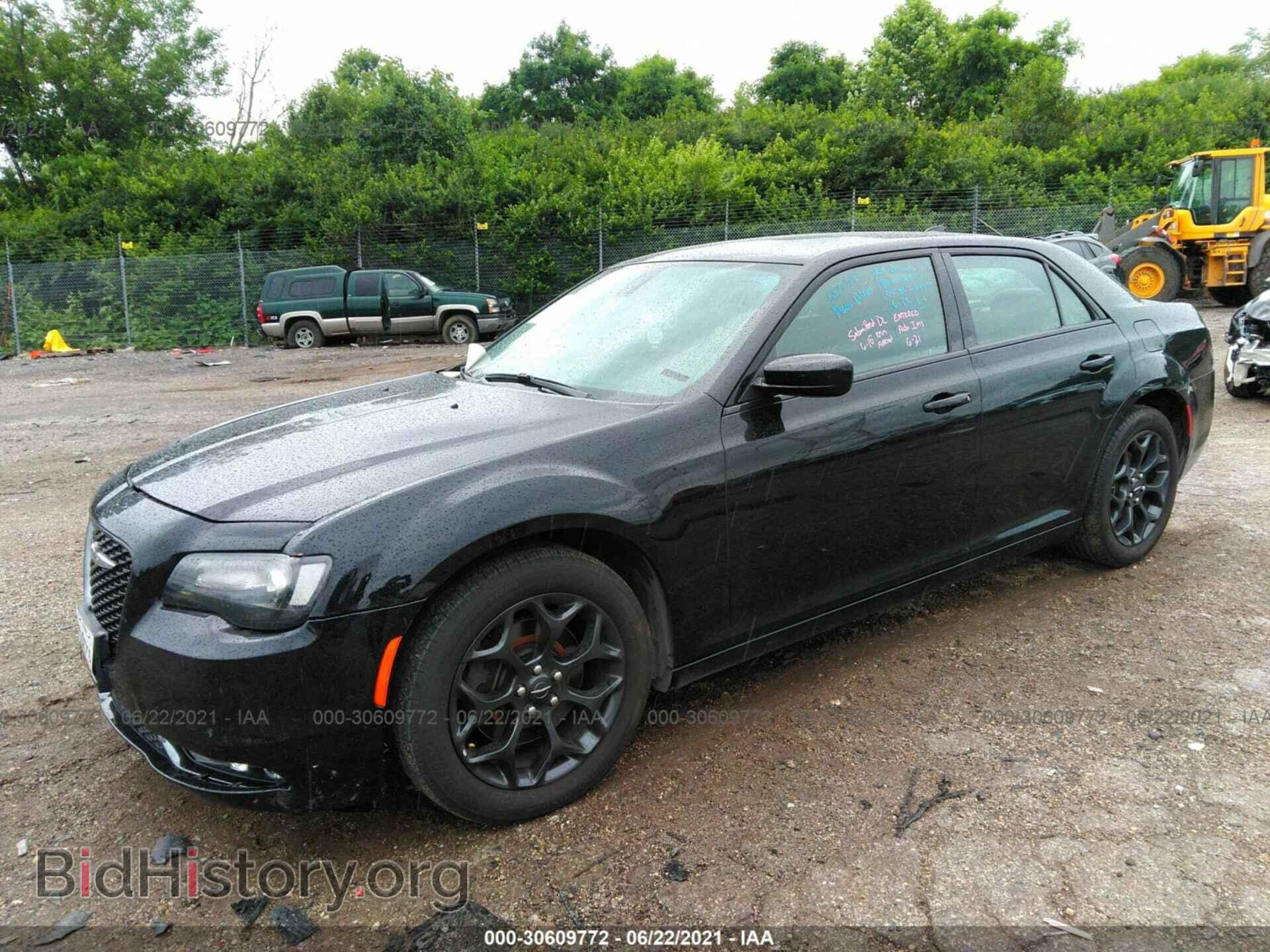 2019 CHRYSLER 300 - VIN: 2C3CCAGG9KH586102 - Фото 2