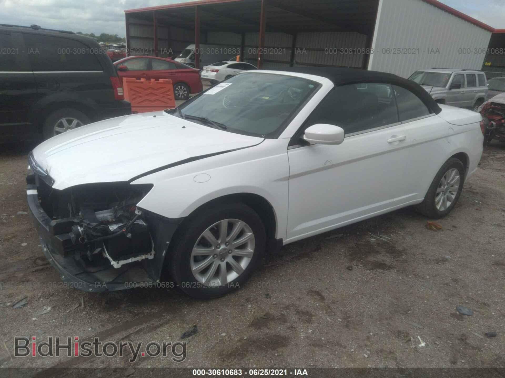2011 CHRYSLER 200 - VIN: 1C3BC2EBXBN597660 - Photo 2