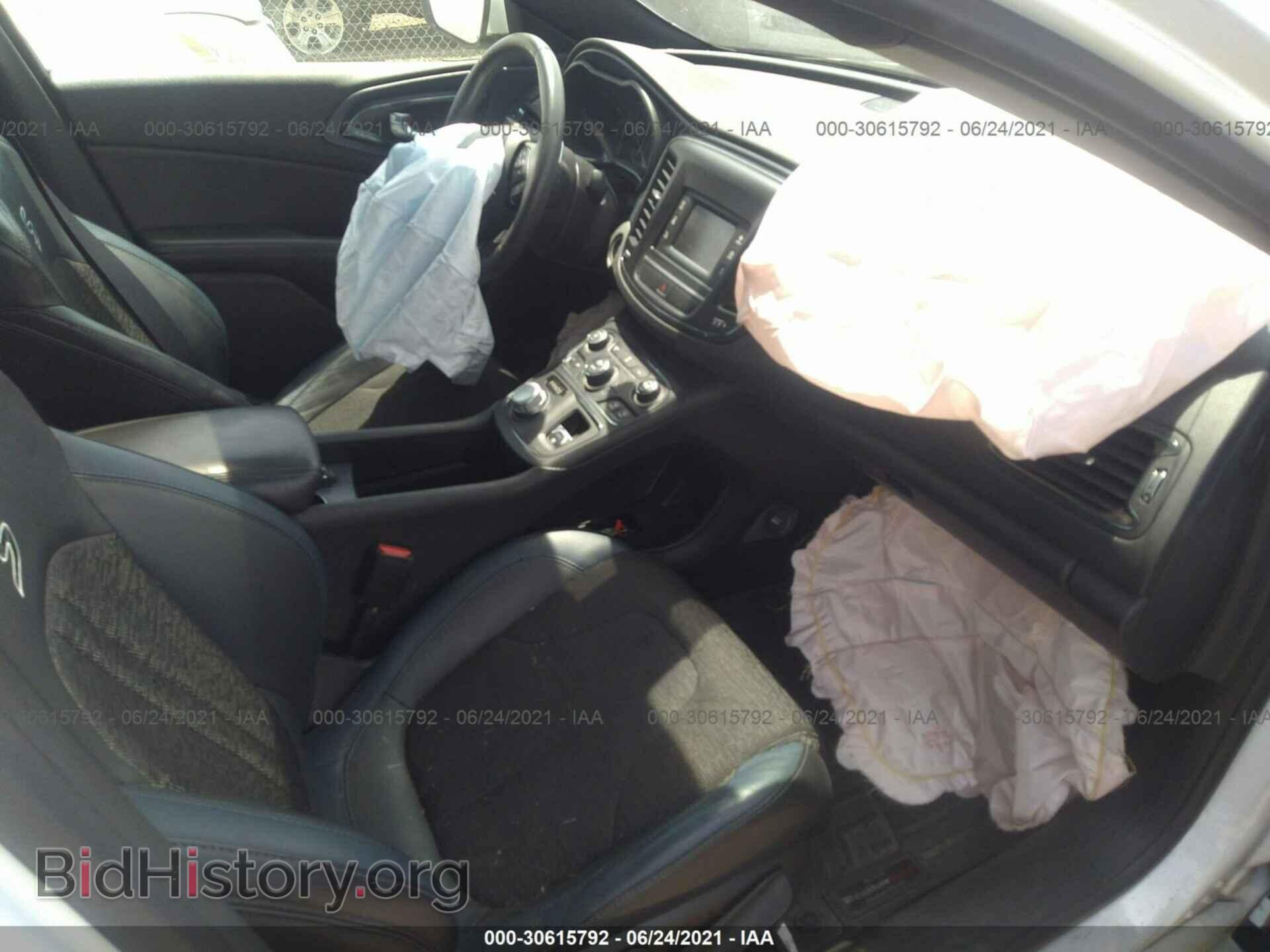 2016 CHRYSLER 200 - VIN: 1C3CCCBB5GN111858 - Фото 5