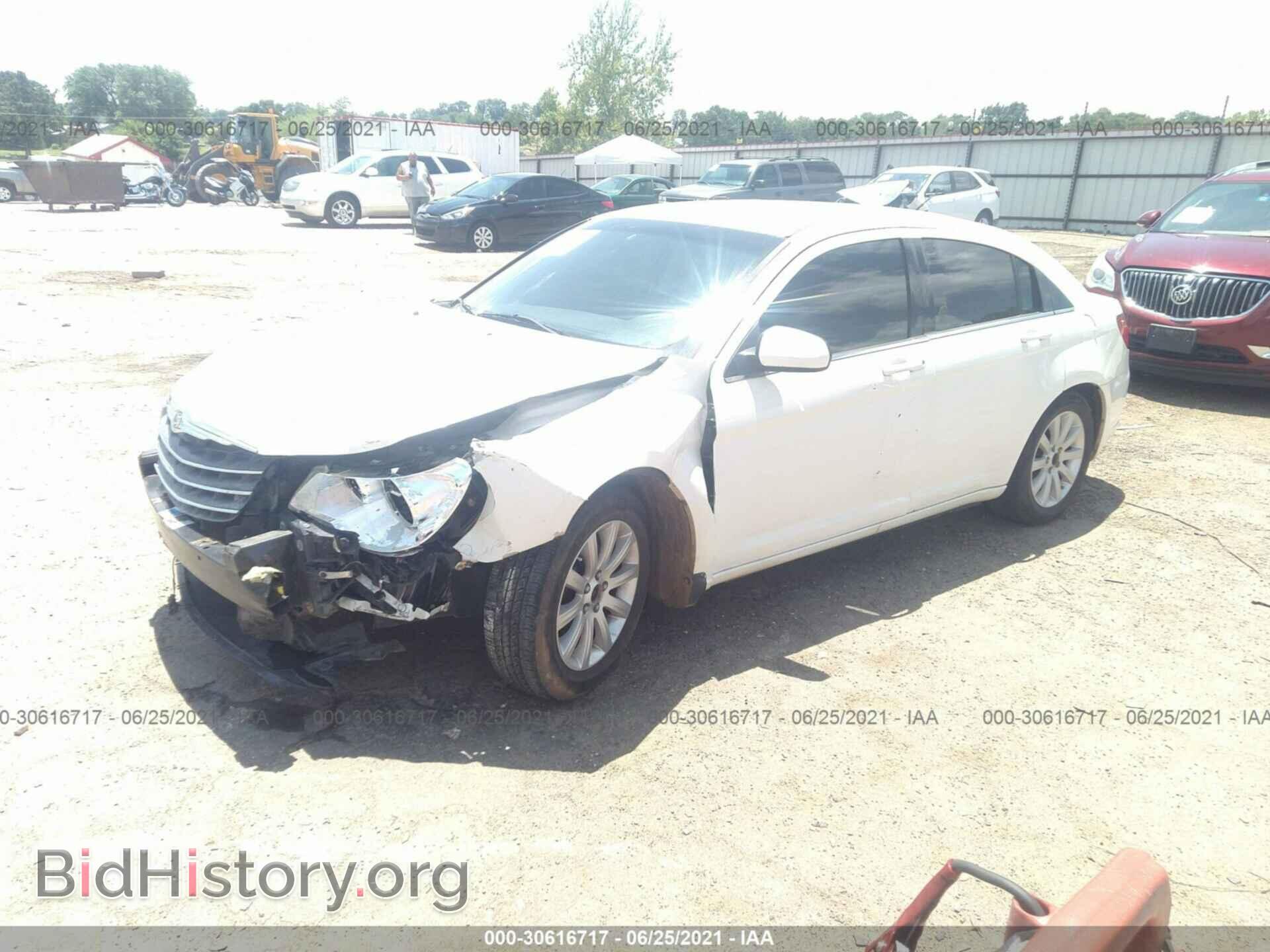 2010 CHRYSLER SEBRING - VIN: 1C3CC5FB2AN233901 - Фото 2