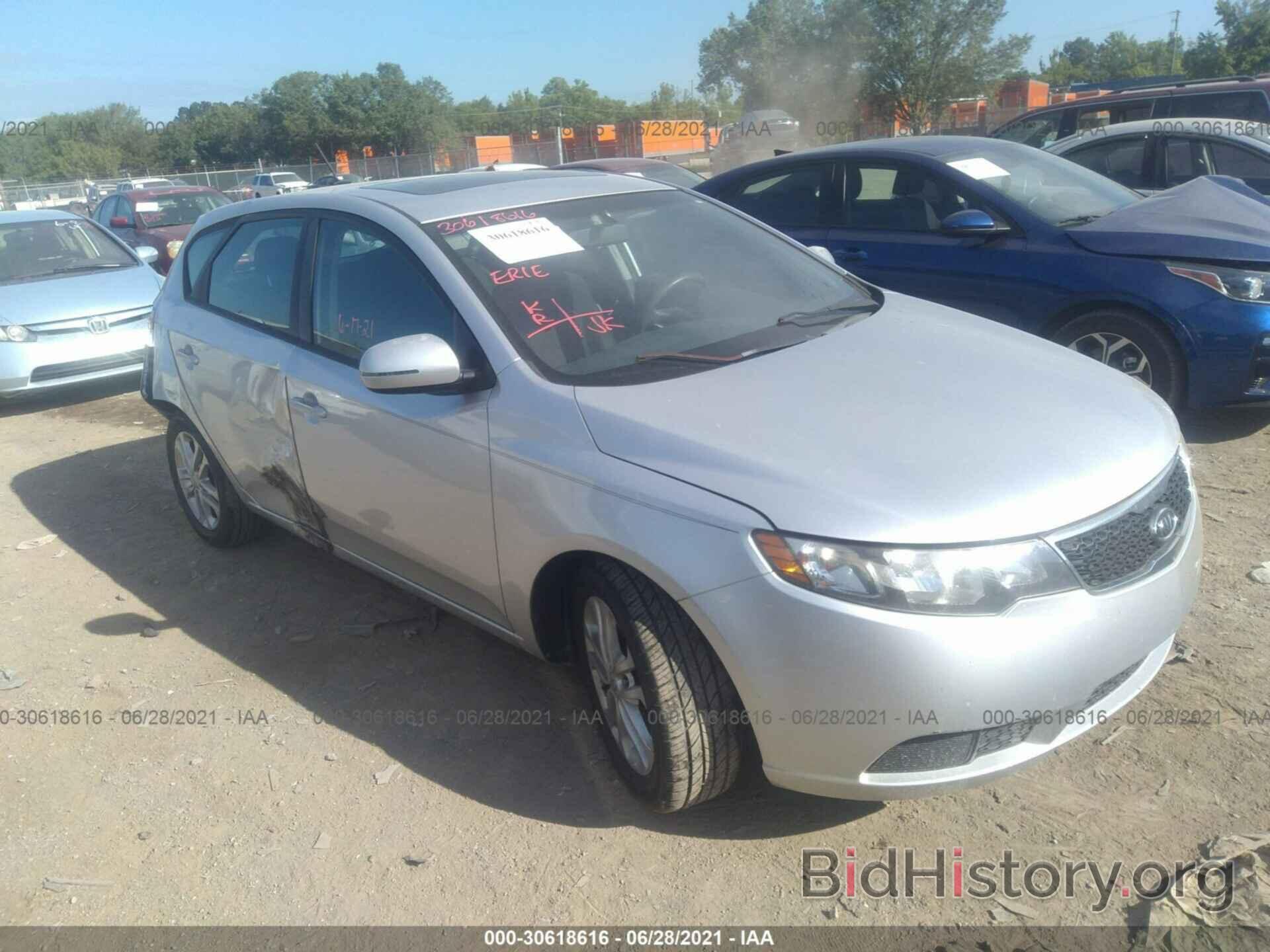 Photo KNAFU5A28B5328409 - KIA FORTE 5-DOOR 2011