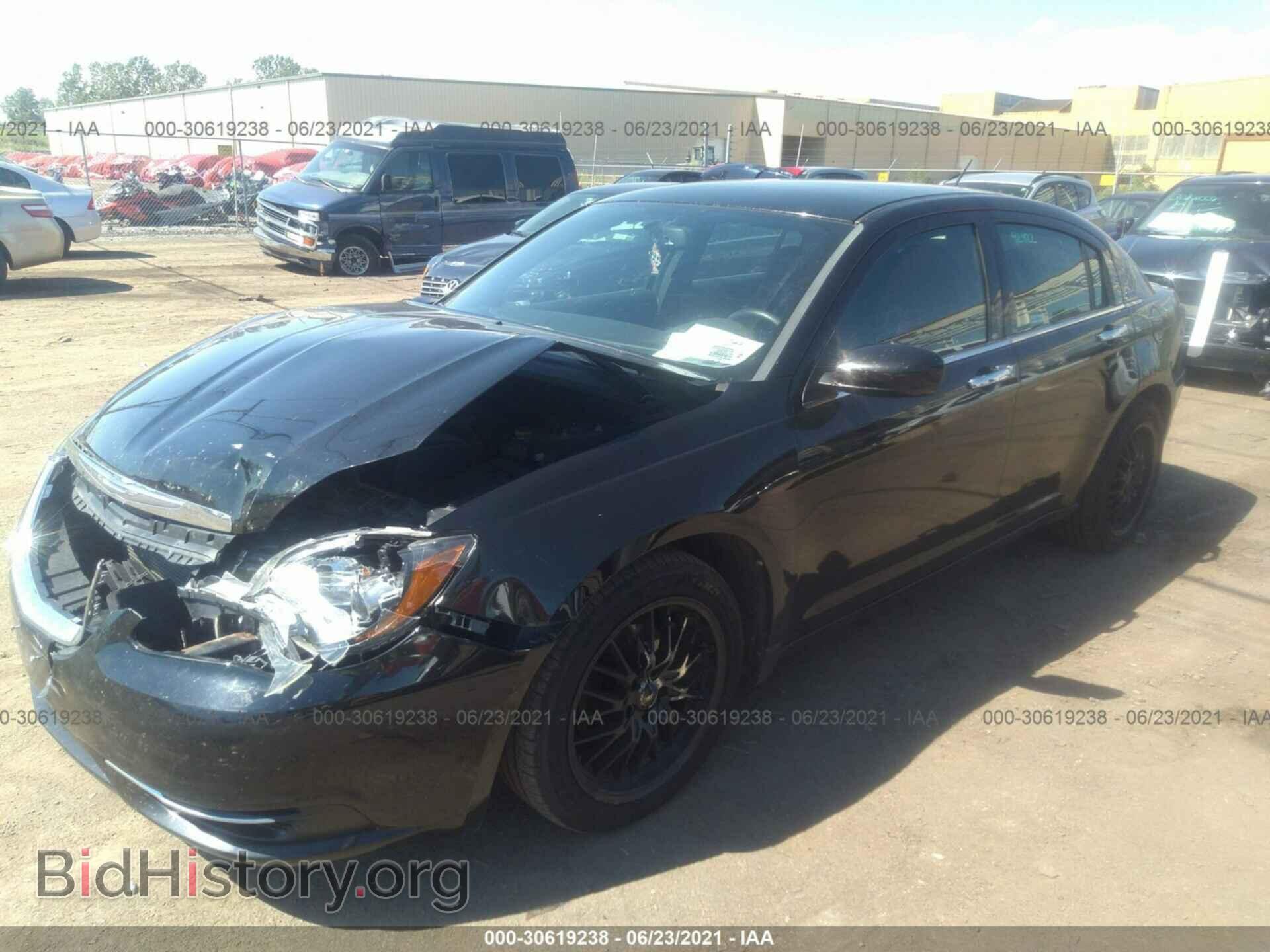 2013 CHRYSLER 200 - VIN: 1C3CCBAG8DN766082 - Фото 2