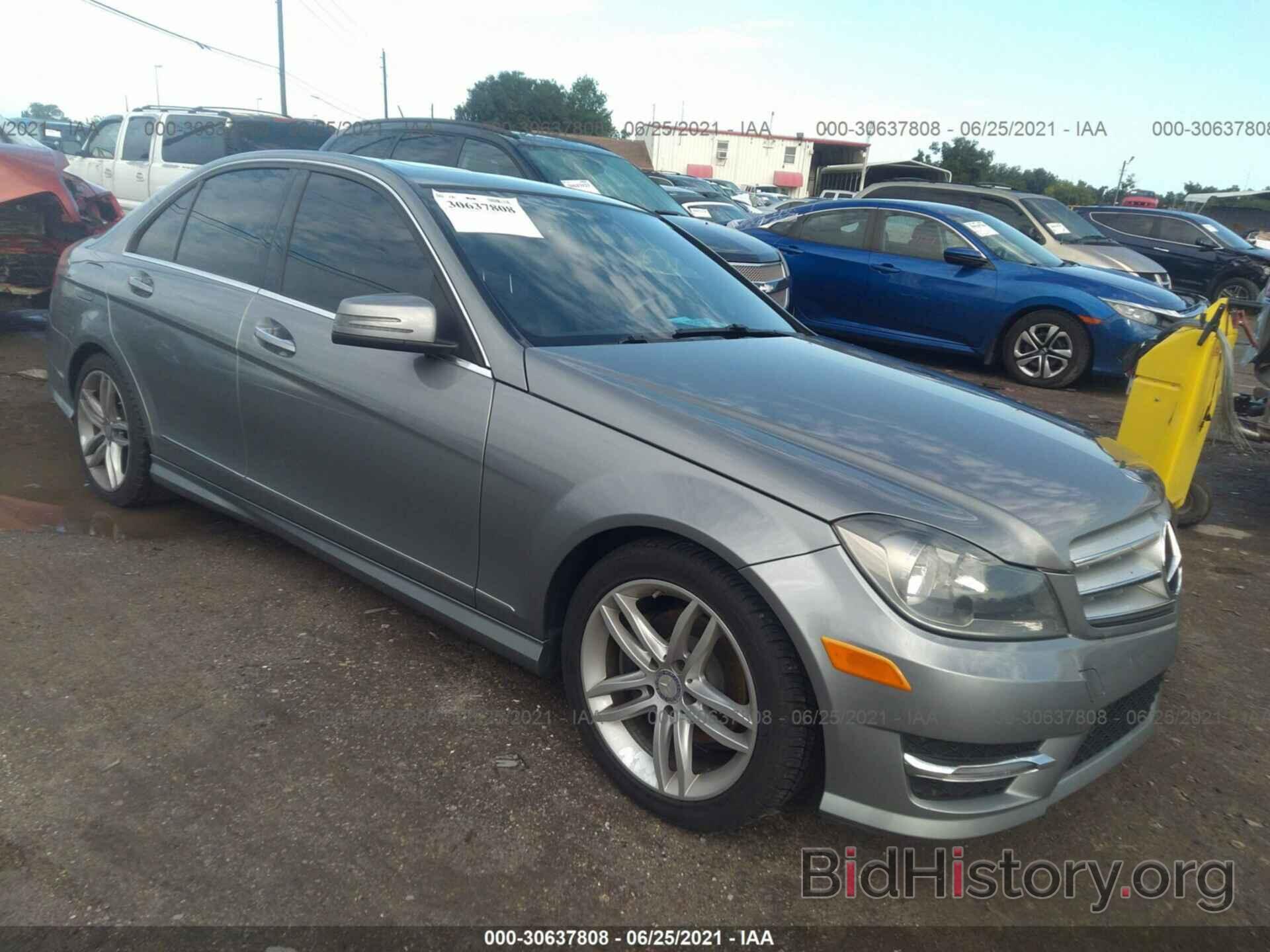 Photo WDDGF4HB7DA830541 - MERCEDES-BENZ C-CLASS 2013