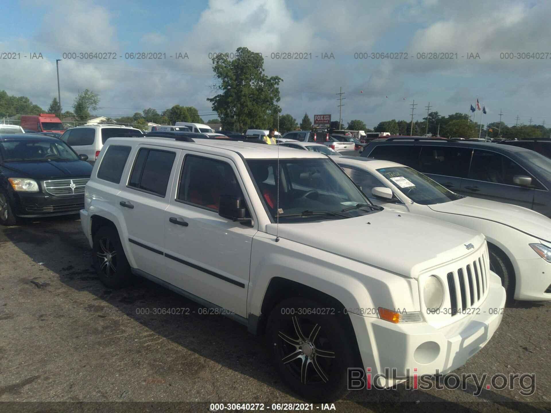 Photo 1J4NT2GA4AD614724 - JEEP PATRIOT 2010