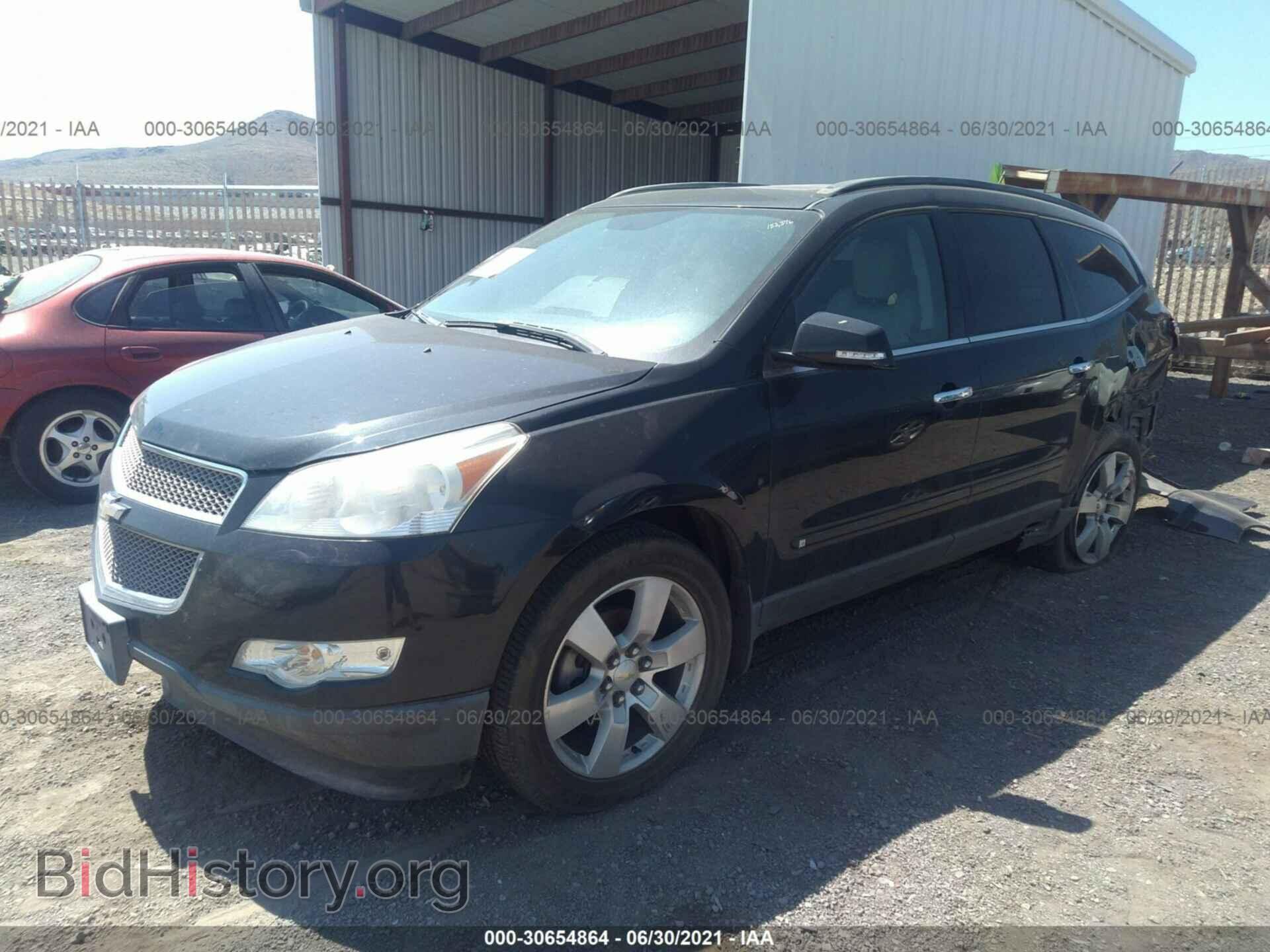 2010 CHEVROLET TRAVERSE - VIN: 1GNLRHED3AS152834 - Фото 2