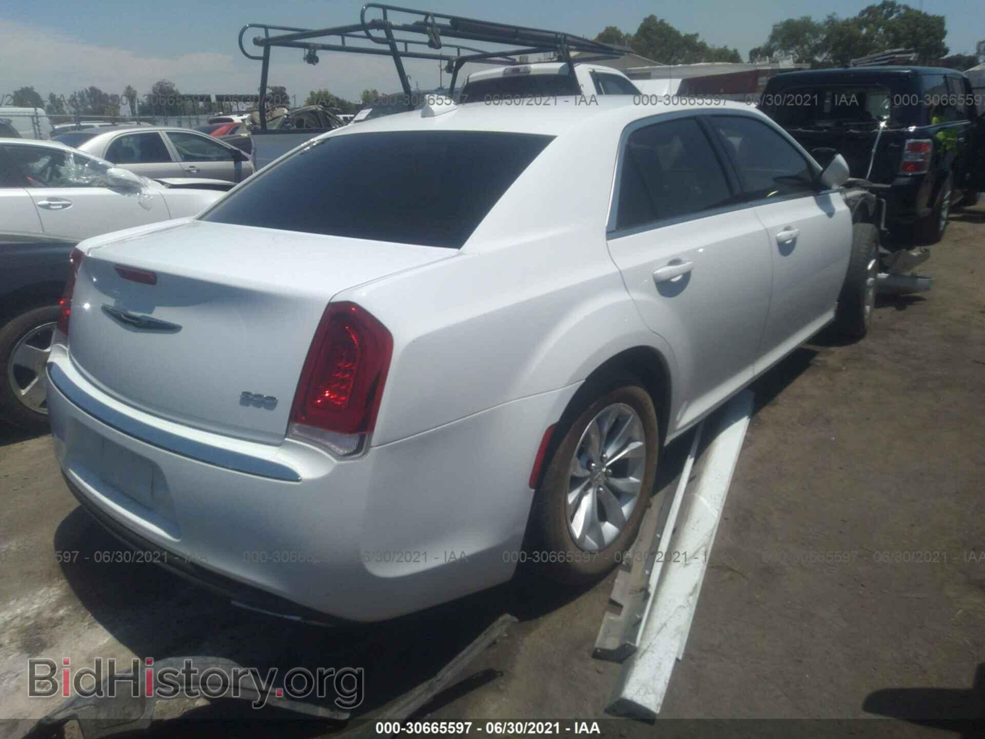 2016 CHRYSLER 300 - VIN: 2C3CCAAG8GH252689 - Фото 4