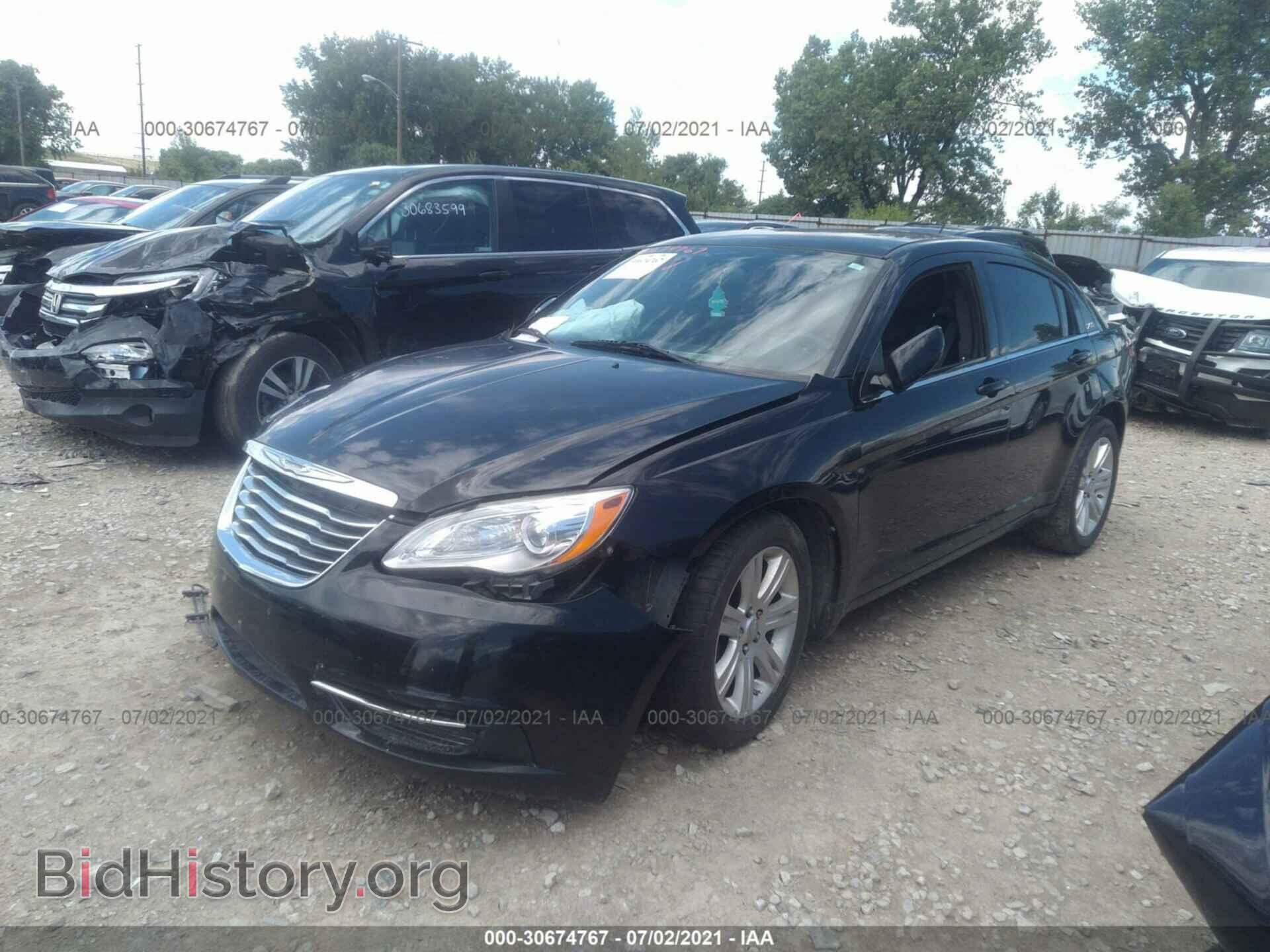 2013 CHRYSLER 200 - VIN: 1C3CCBBB8DN695890 - Photo 2