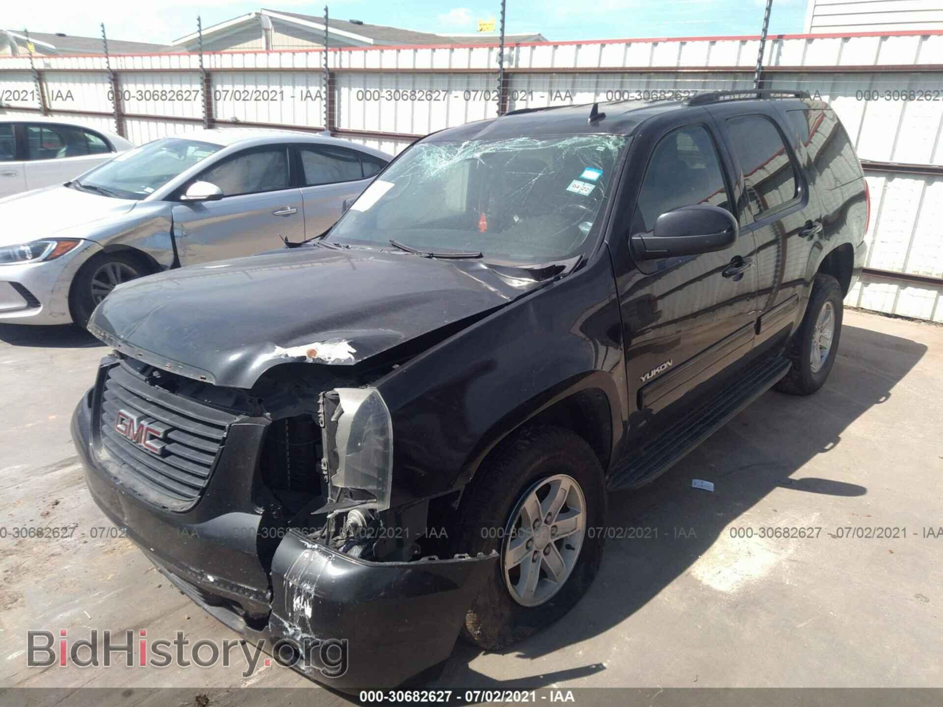 2011 GMC YUKON - VIN: 1GKS1AE02BR213054 - Photo 2