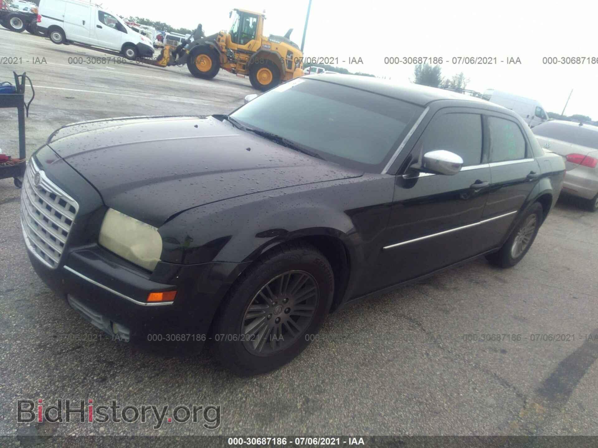 2010 CHRYSLER 300 - VIN: 2C3CA5CV2AH250050 - Фото 2
