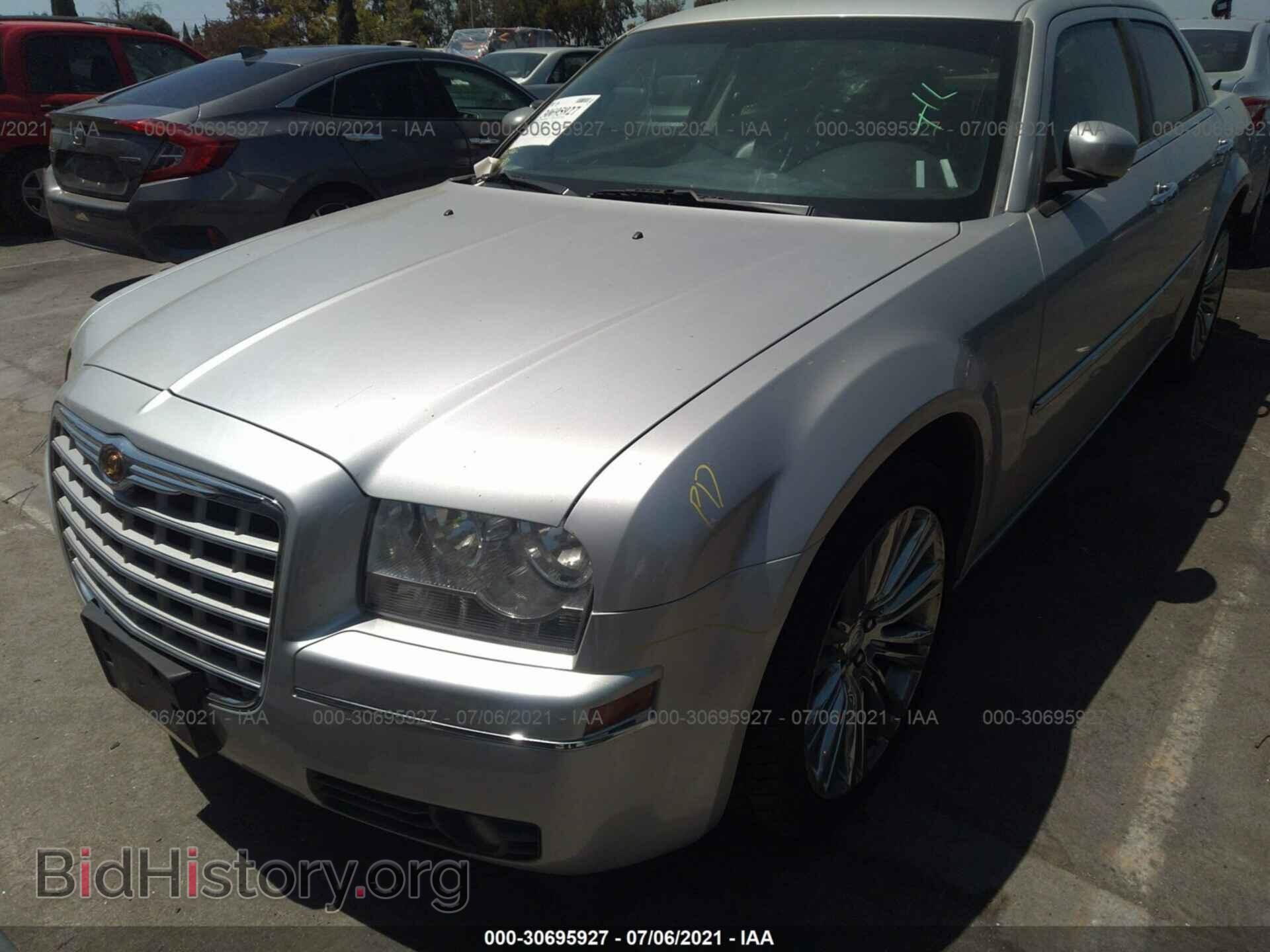 2010 CHRYSLER 300 - VIN: 2C3CA5CVXAH233061 - Фото 2