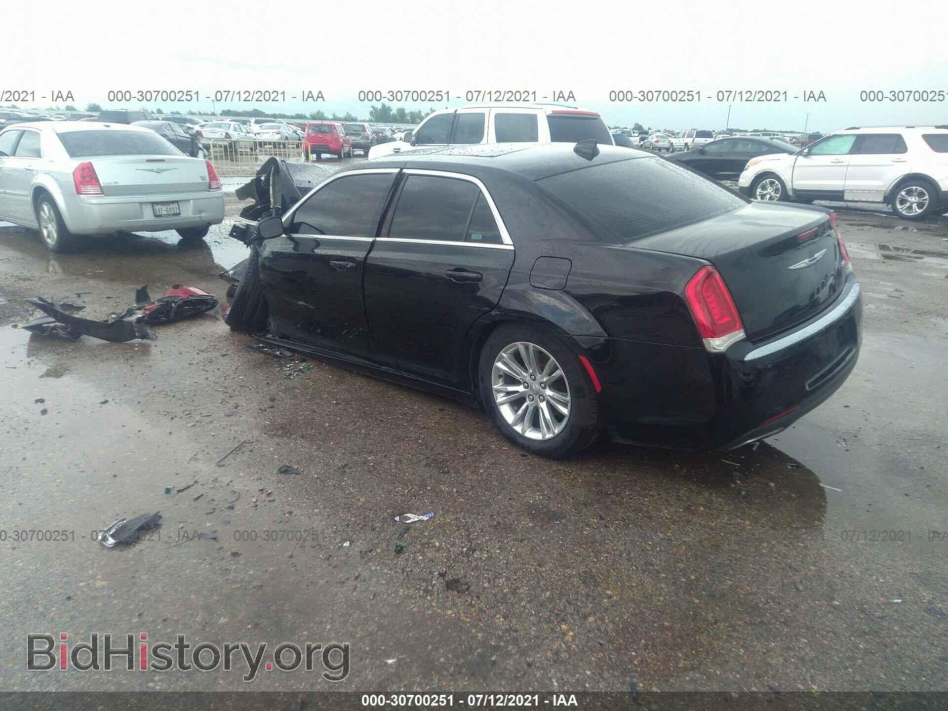 2017 CHRYSLER 300 - VIN: 2C3CCAAG3HH662110 - Фото 3