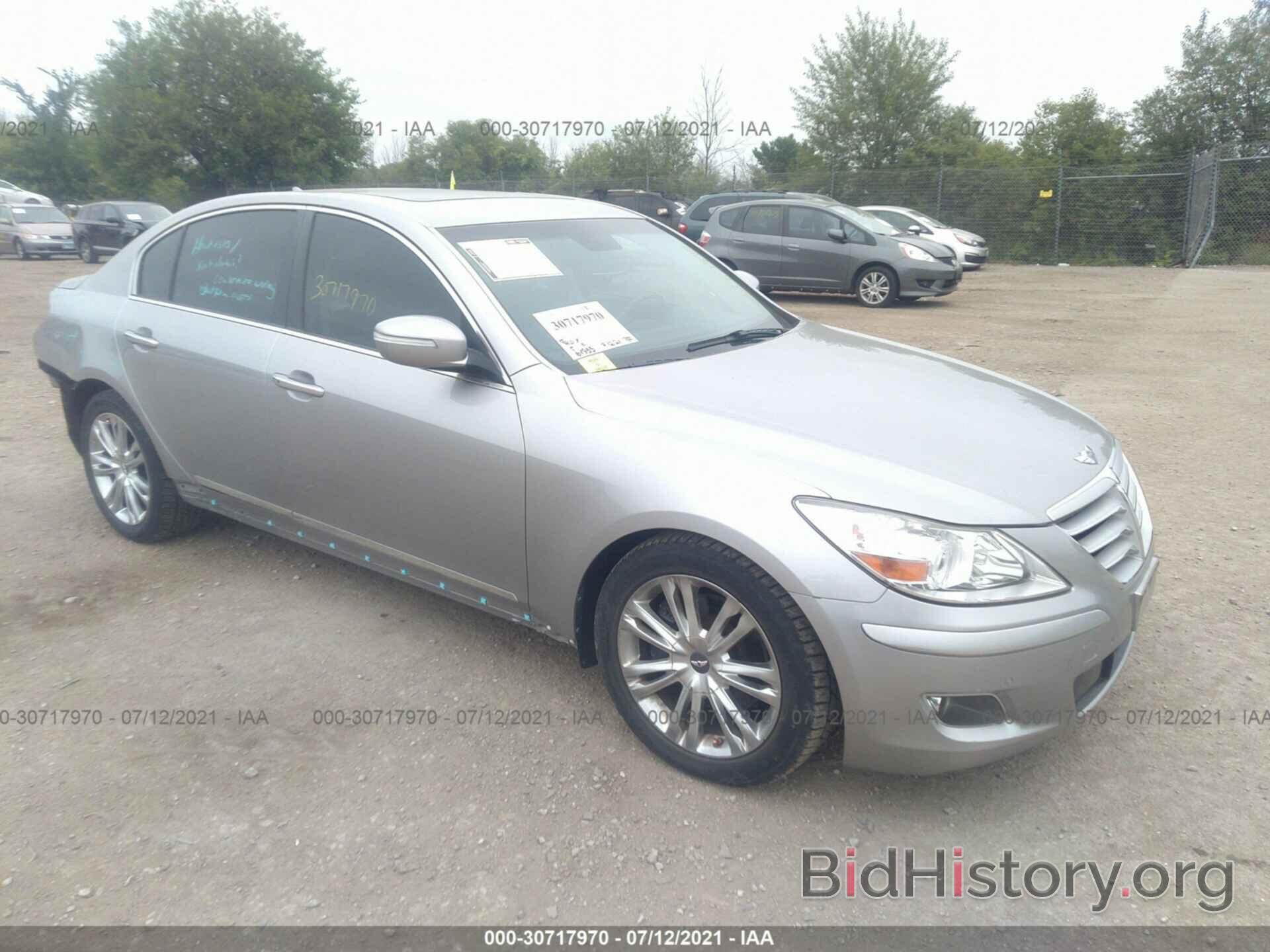 Photo KMHGC4DF2BU133832 - HYUNDAI GENESIS 2011