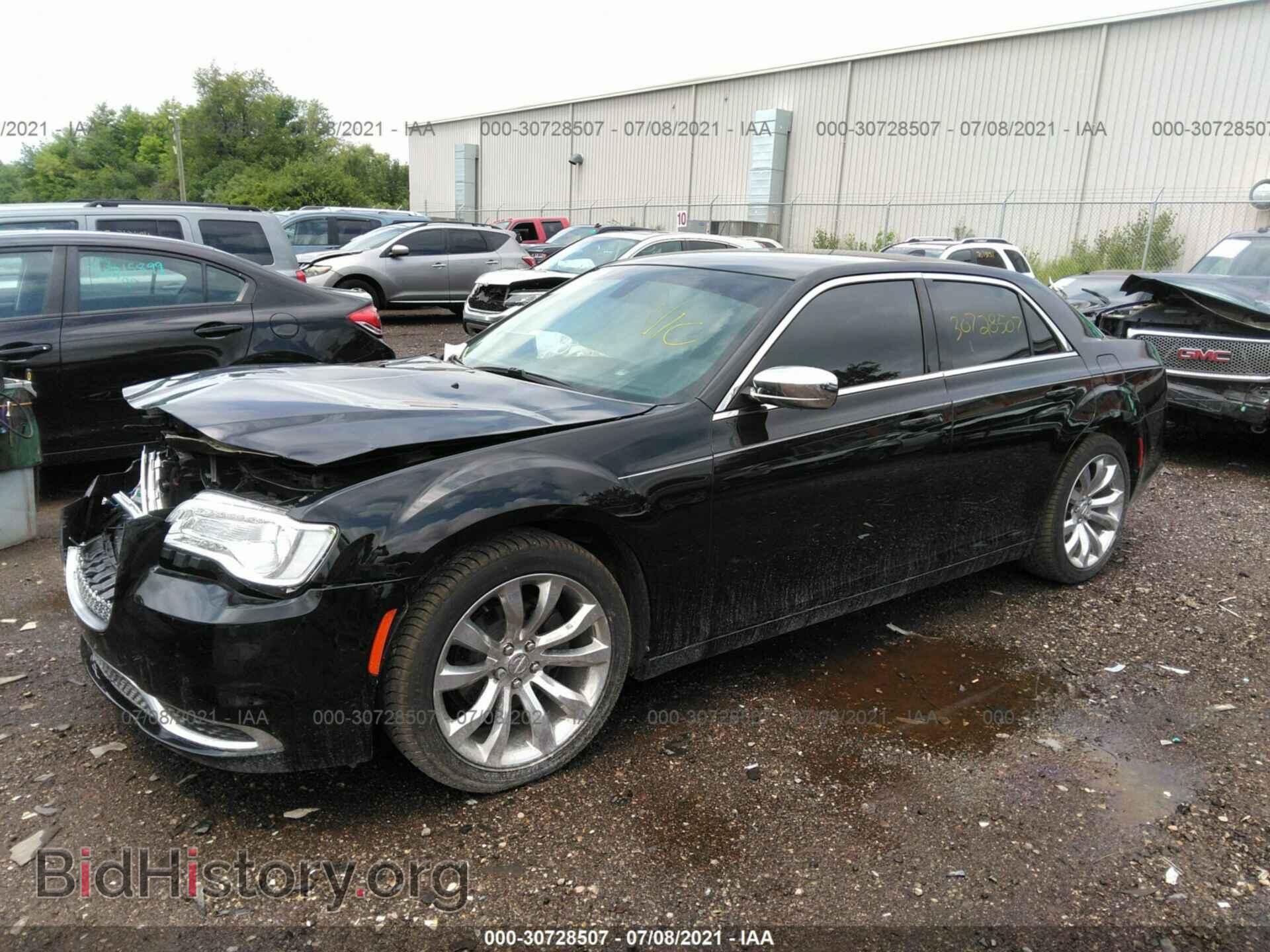 2019 CHRYSLER 300 - VIN: 2C3CCAAG9KH590188 - Фото 2