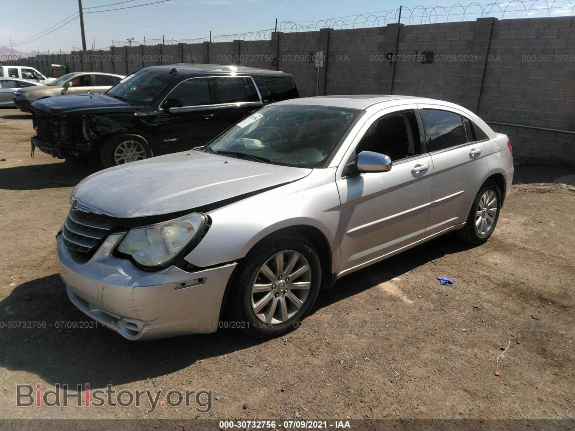 2010 CHRYSLER SEBRING - VIN: 1C3CC5FD6AN132622 - Фото 2