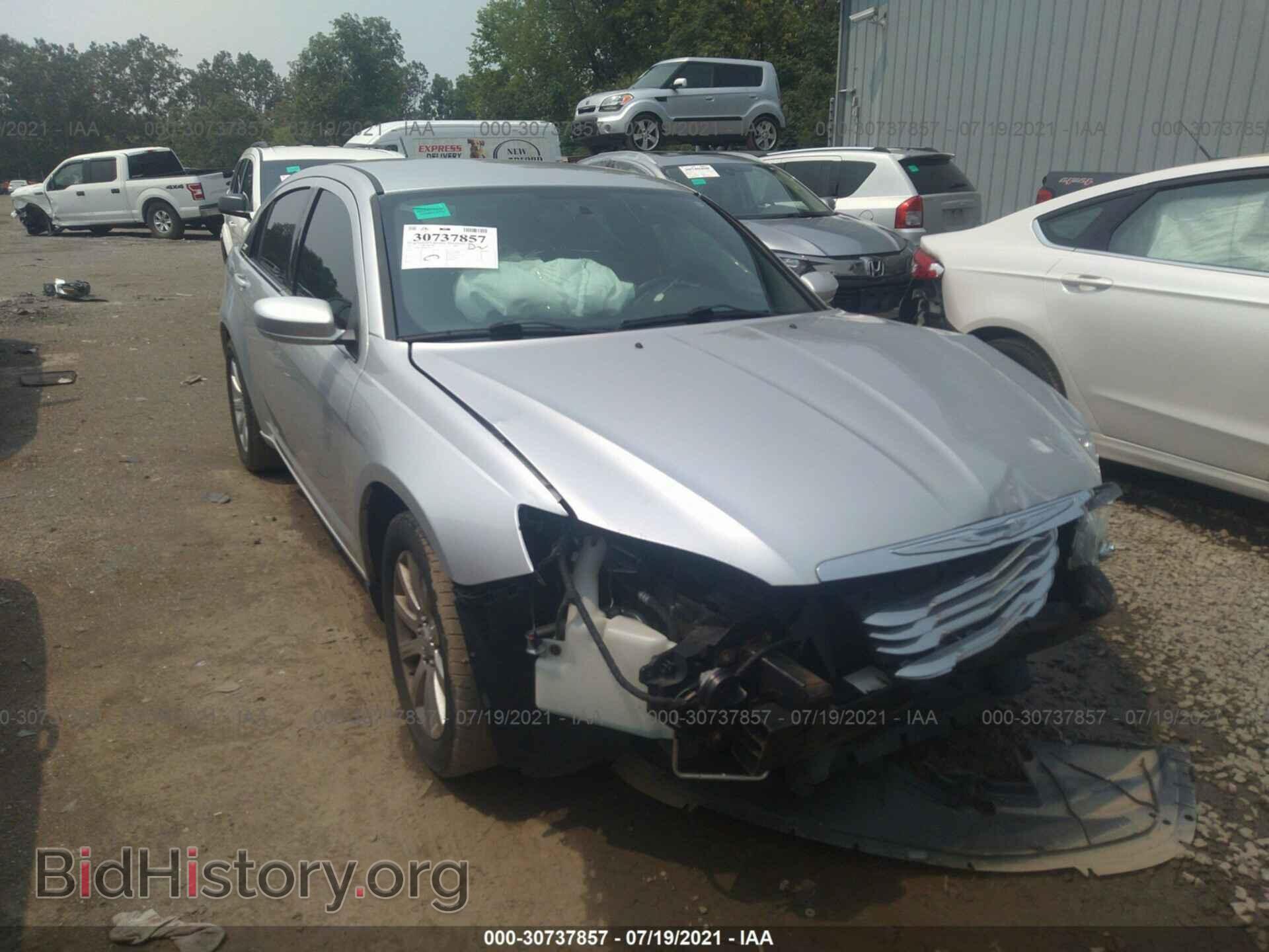 Photo 1C3BC1FB6BN555575 - CHRYSLER 200 2011