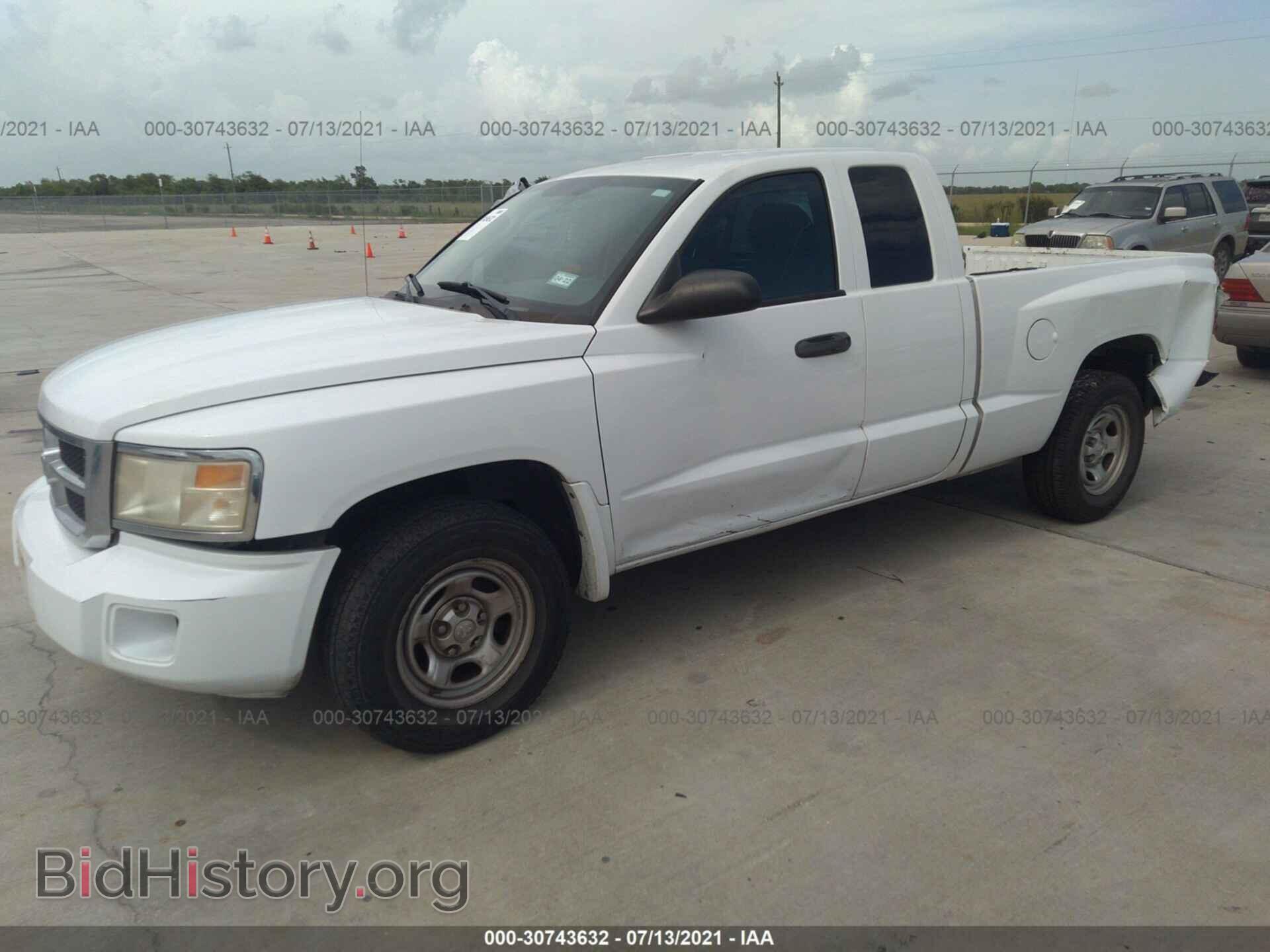 2011 RAM DAKOTA - VIN: 1D7RE2BK8BS586558 - Photo 2