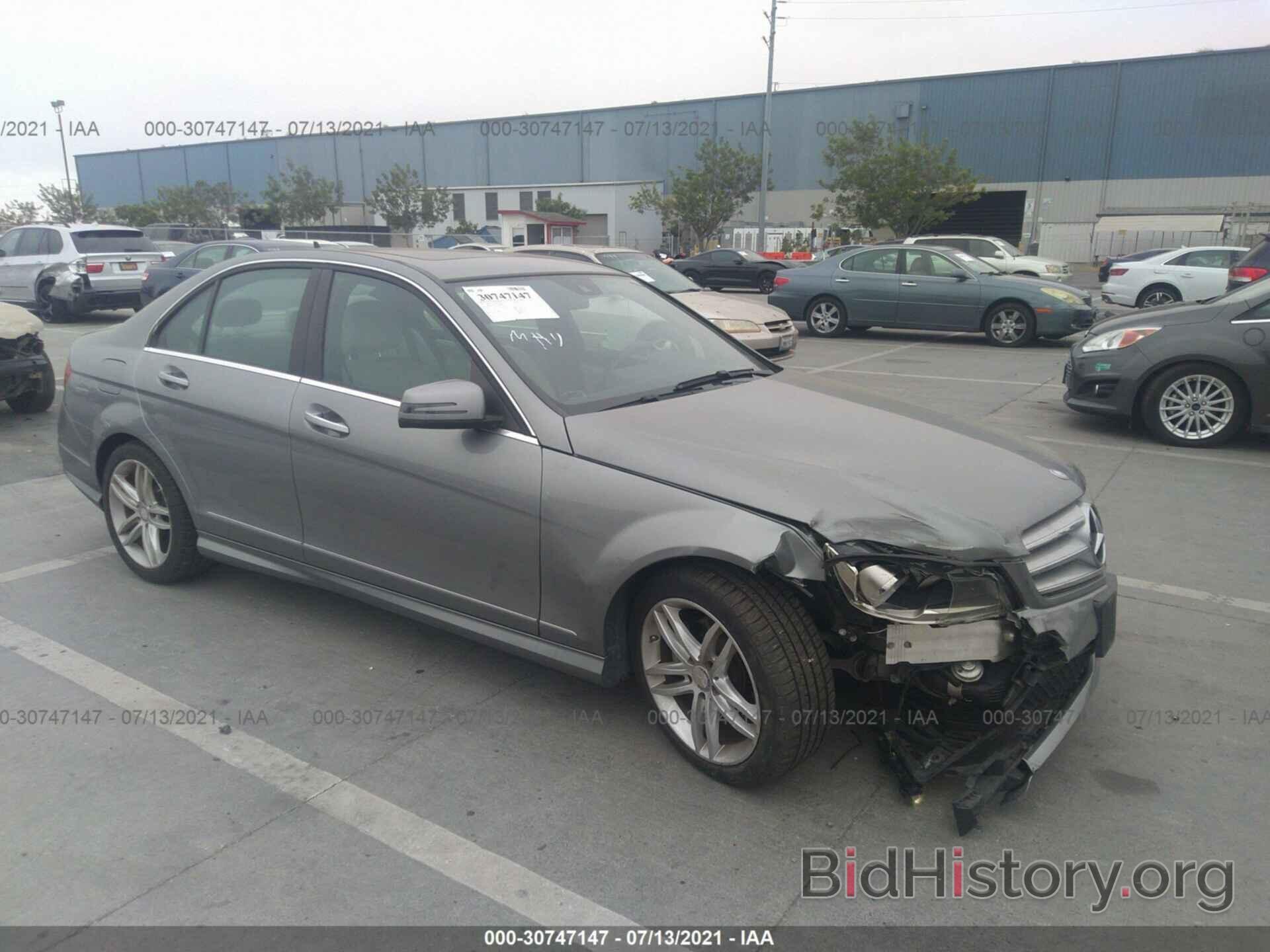 Photo WDDGF4HBXDA838990 - MERCEDES-BENZ C-CLASS 2013