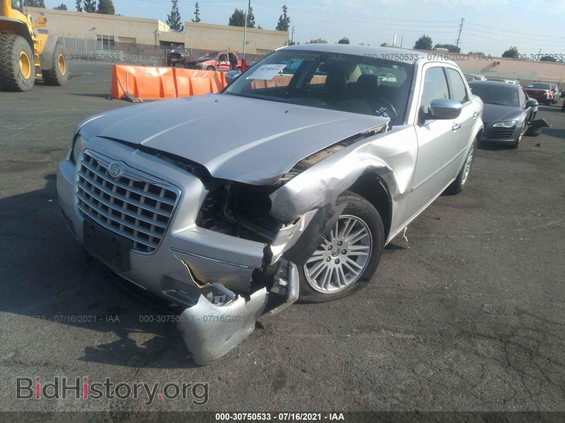 2010 CHRYSLER 300 - VIN: 2C3CA5CVXAH167790 - Фото 2