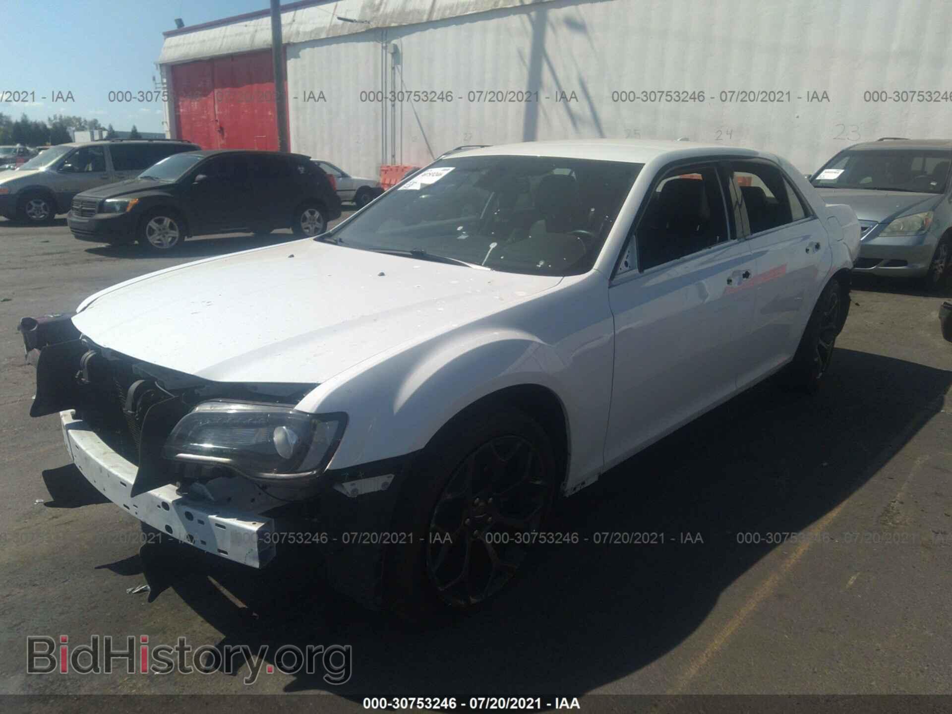 2019 CHRYSLER 300 - VIN: 2C3CCABG3KH515601 - Фото 2
