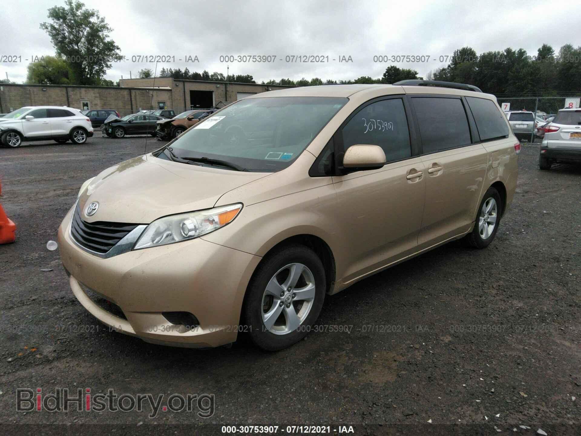 2011 TOYOTA SIENNA - VIN: 5TDKK3DC3BS044728 - Фото 2