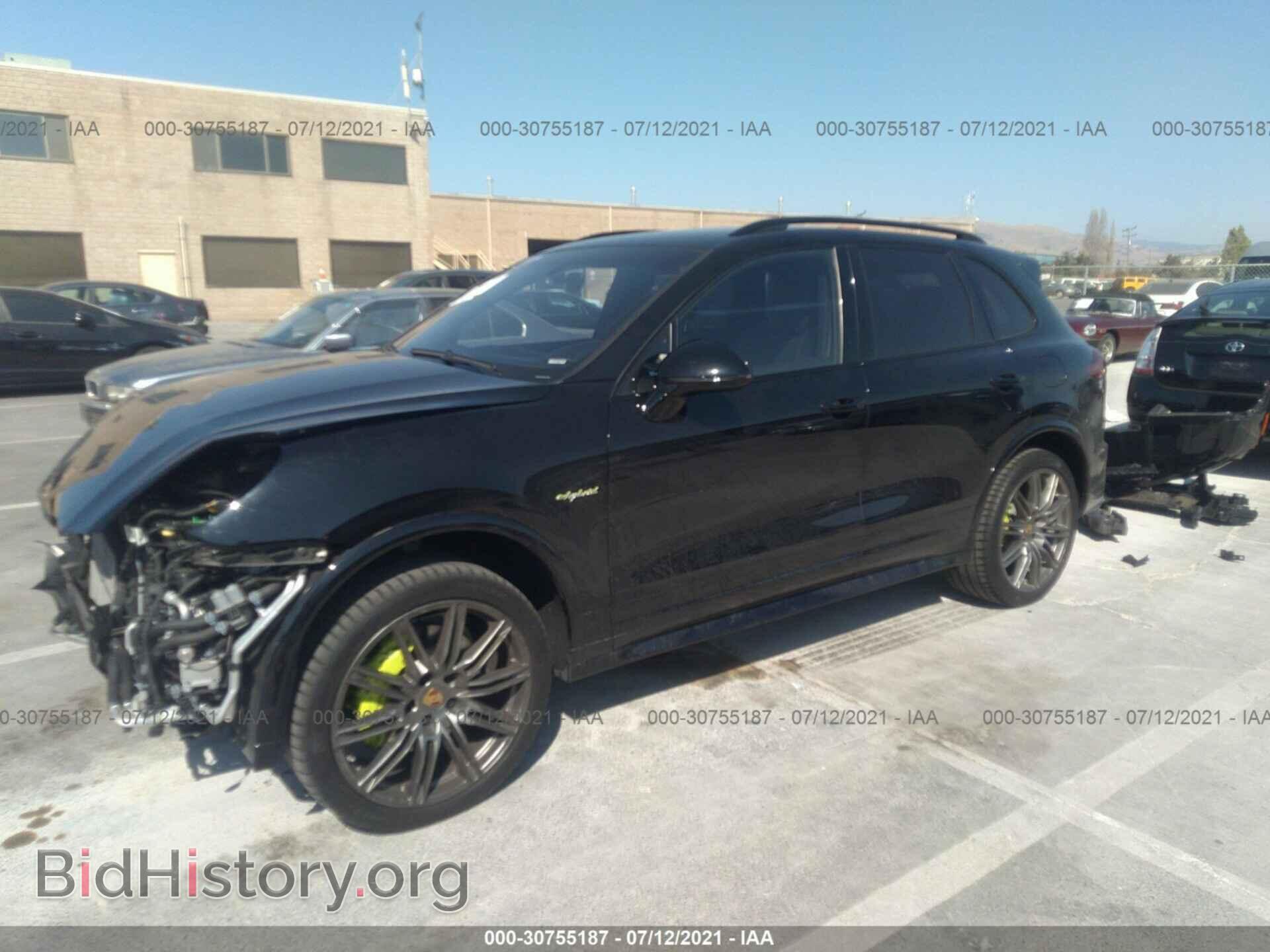 2017 PORSCHE CAYENNE - VIN: WP1AE2A22HLA73218 - Фото 2