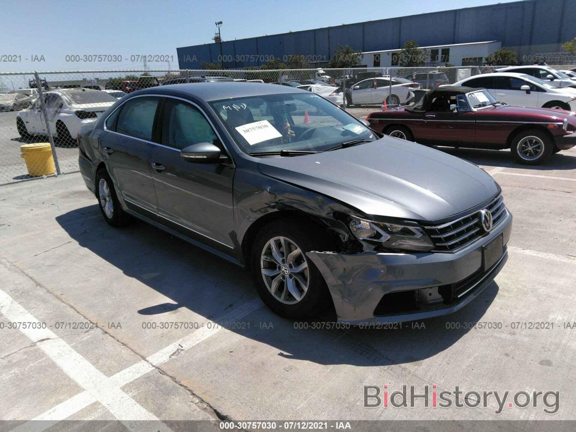 Photo 1VWAT7A33HC016777 - VOLKSWAGEN PASSAT 2017