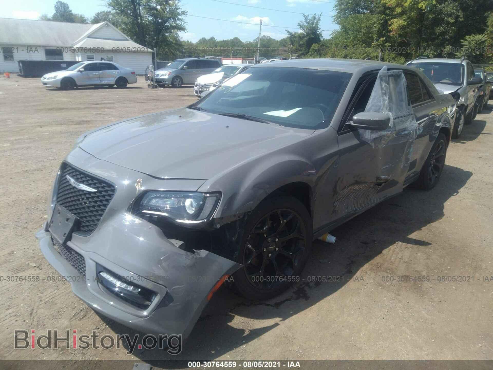 2019 CHRYSLER 300 - VIN: 2C3CCABG9KH580520 - Фото 2