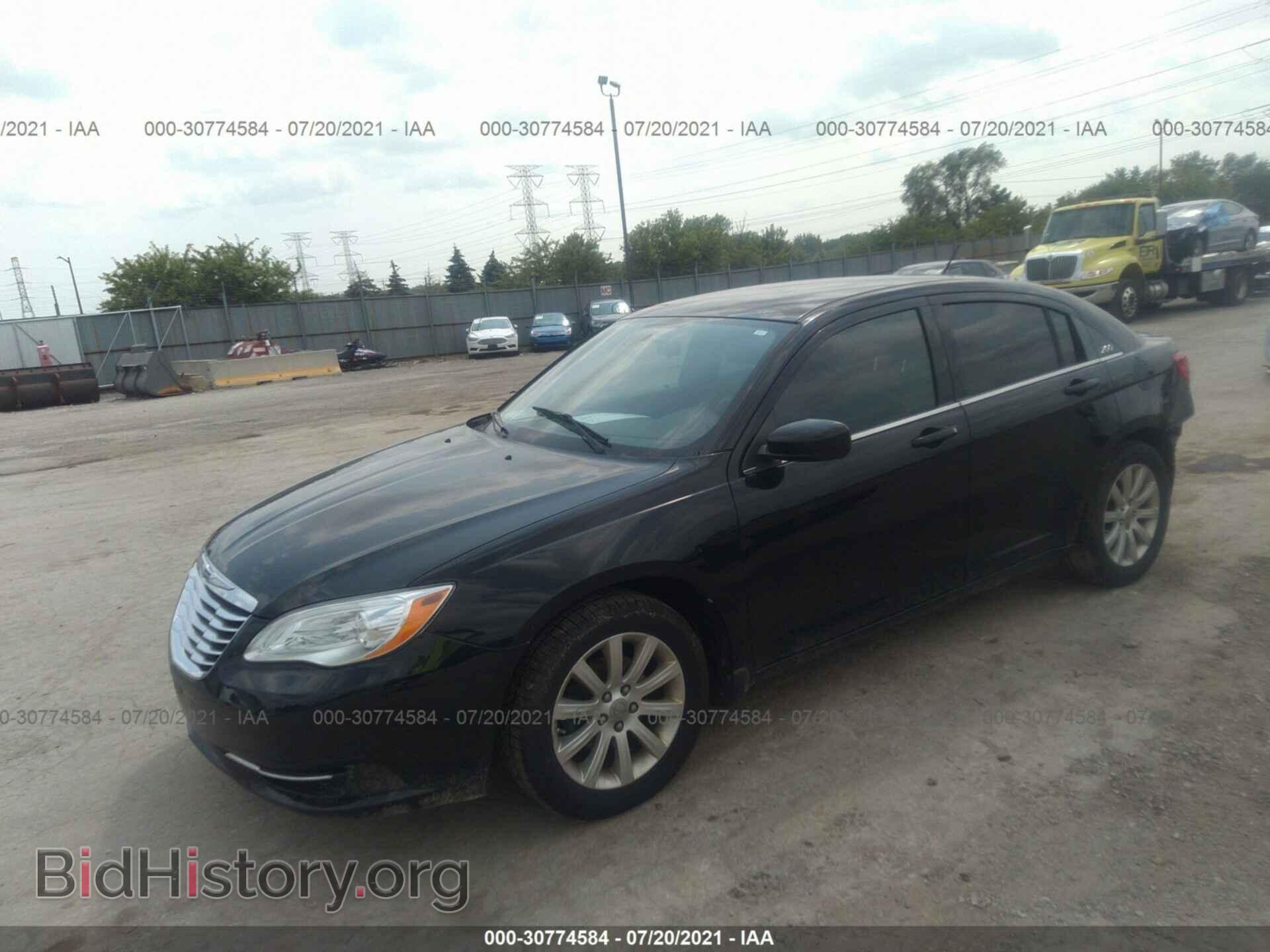 2011 CHRYSLER 200 - VIN: 1C3BC1FG8BN550146 - Фото 2