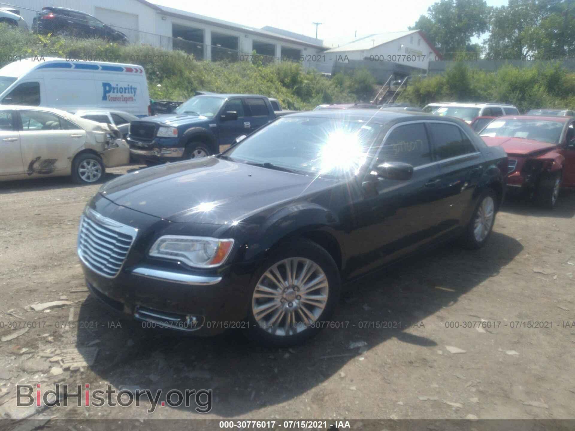 2013 CHRYSLER 300 - VIN: 2C3CCARG0DH736159 - Фото 2